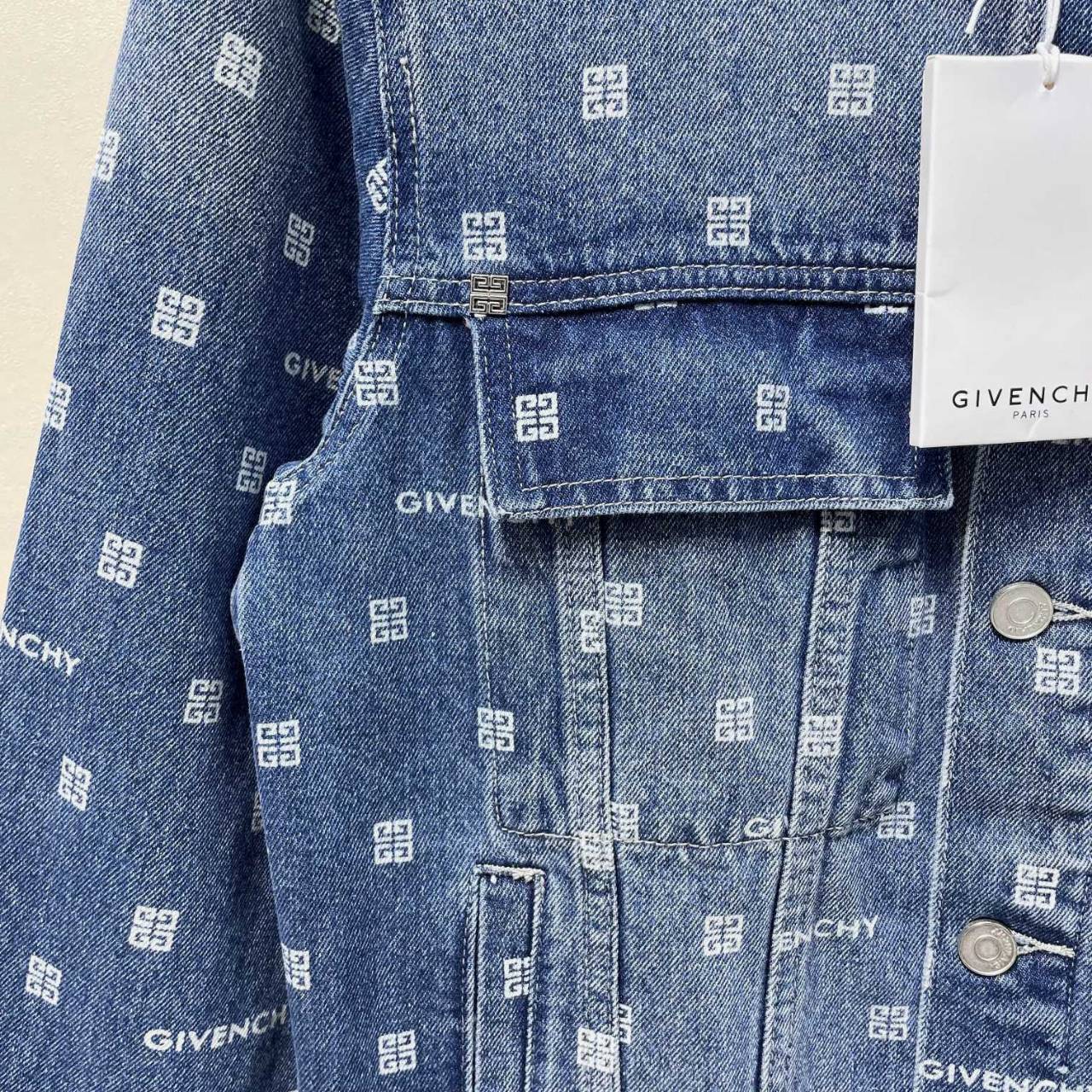 GIVENCHY Jacket / GIVENCHY Logo-print denim jacket เกรดออริจินอล มีป้ายแท็กที่คอเสื้อ ใส่ได้ทั้งผู้หญิงผู้ชาย พร้อมส่งที่ไทย ภาพสินค้าถ่ายจากงานขายจริง ใช้งานต่างประเทศได้