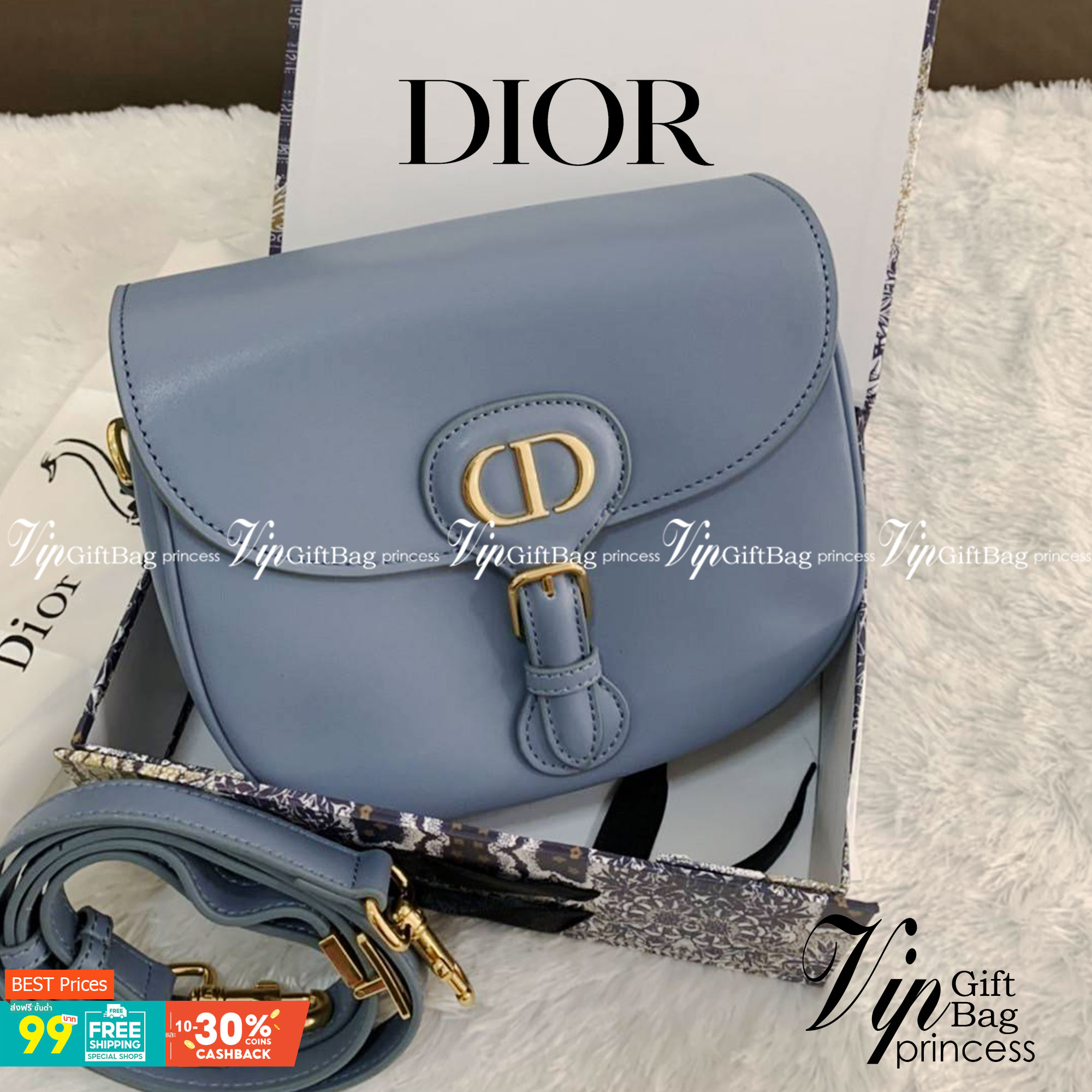 Dior Bobby Bag (GWP) พรีเมี่ยมกิ้ฟ Limited Edition วัสดุหนังแท้ Calfskin อะไหล่ทอง กระเป๋าหรูยอดฮิต ดีไซน์เป็นทรงโค้งเรียบหรูแบบโบฮีเมียนนิดๆ ด้านหน้าประดัลโลโก้ CD เด่นชัด ตอกย้ำความเป็นแบรนด์หรู Christian Dior แมทกับชุดได้ง่าย ใช้ได้ทุกวัน ทั้งสะพายไหล่