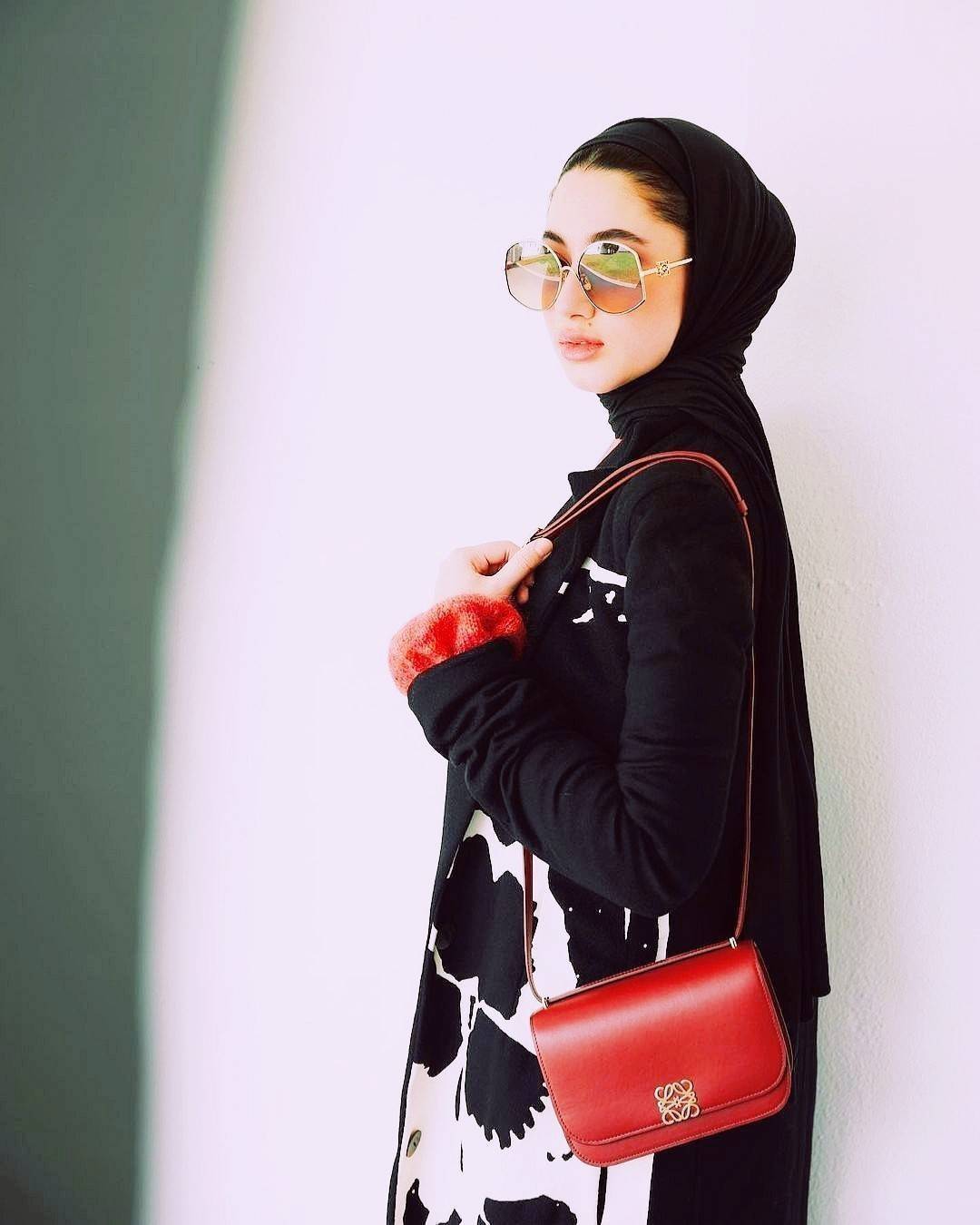 LOEWE CROSSBODYBAG VIP GIFT WITH PURCHASE (GWP) กระเป๋าสะพายพรีเมี่ยมกิ๊ฟ Limited Edition จากน้ำหอม LOEWE DUTY FREE วัสดุหนังแท้ Calf Leather หนังเรียบสวยอยู่ทรงดีไซน์สุดคลาสสิค เปิดปิดด้วยฝาปิดโลโก้แบรนด์อะไหล่ทองหรู ภายในมีช่องแบ่งหลายช่องแยกเป็นสัดส่วน