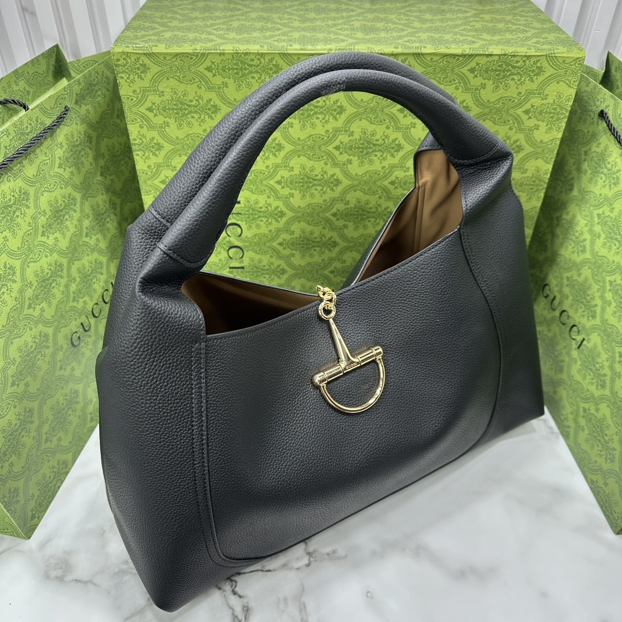 Gucci Softbit maxi shoulder bag โฉมใหม่ล่าสุด กับกระเป๋าสะพายรูปทรงใหม่เรียบหรูด้วยหนังลายเกรน ใบใหญ่จุใจพร้อมใบลูกเข้าเซ็ท ตกแต่งอะไหล่ Horsebit ครึ่งรูปขนาดใหญ่ด้านหน้าสวยหรูโดดเด่น สวยผู้ดี ดารา เซเลปใช้กันเพียบ