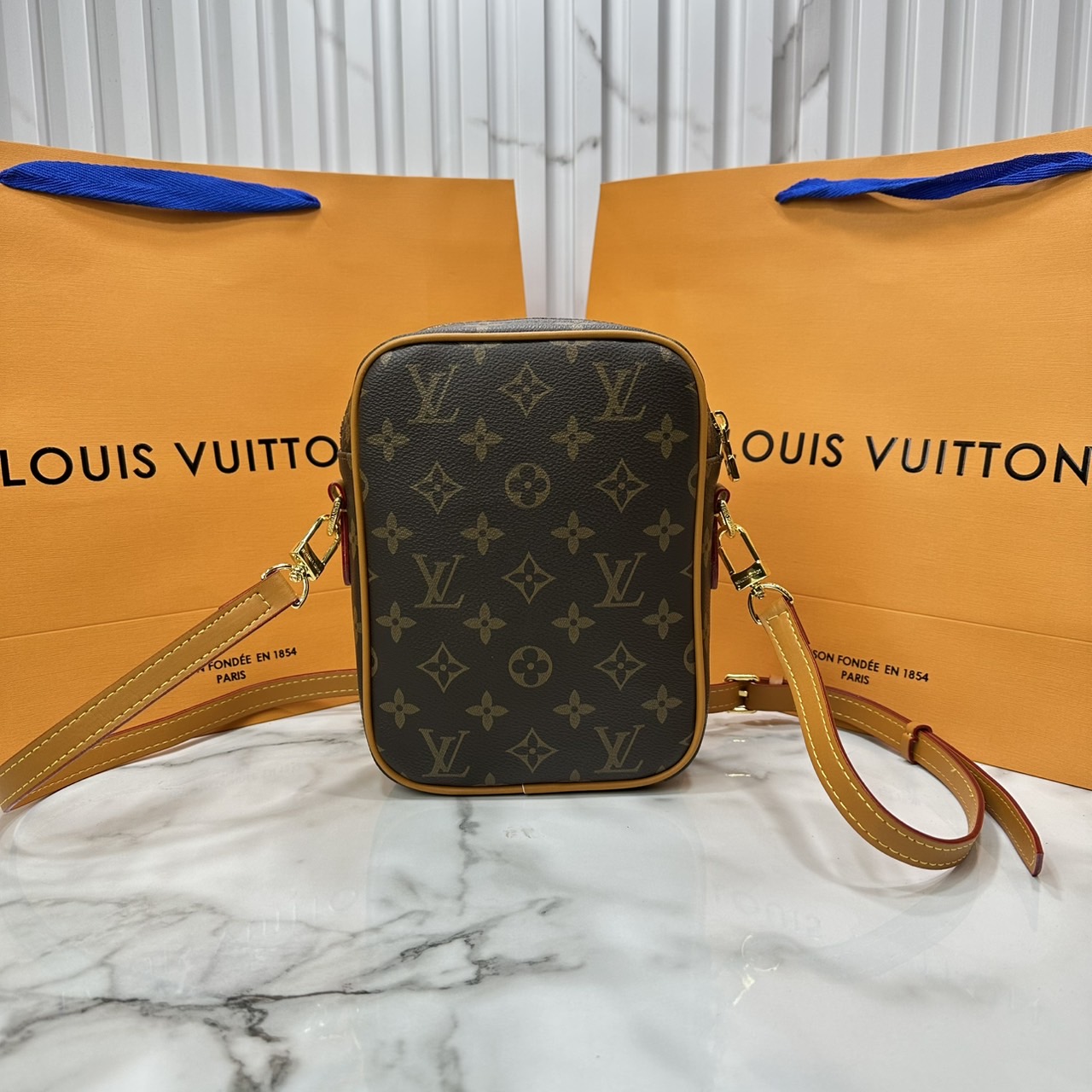 LV Danube bag Monogram Canvas / LV Phone Bag กระเป๋าสะพายทรงแมสเซ็นเจอร์ใบเล็ก ใช้เป็นกระเป๋าใส่โทรศัพท์ได้ ดีไซส์คลาสสิกวินเทจหรูหรา พิมพ์ลายโมโนแกรมขับเน้นลุควินเทจให้โดดเด่นสวยงาม