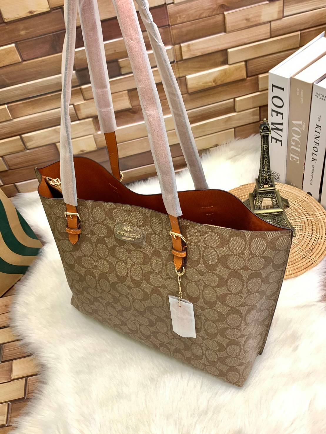 COACH MOLLIE TOTE IN SIGNATURE CANVAS ((1665)) พร้อมส่งอีกครั้ง ห้ามพลาดค่า! กระเป๋าหิ้ว//คล้องไหล่ ใบใหญ่ ทรงTote หนังแท้นิ่มอย่างดีค่ะ ภายในแบ่ง2ช่องใหญ่ สามารถใส่ A4ได้เลย ช่องกว้างมากๆ มีช่องกระเป๋าซิปกลางให้ใส่ของอีกช่องนะคะ