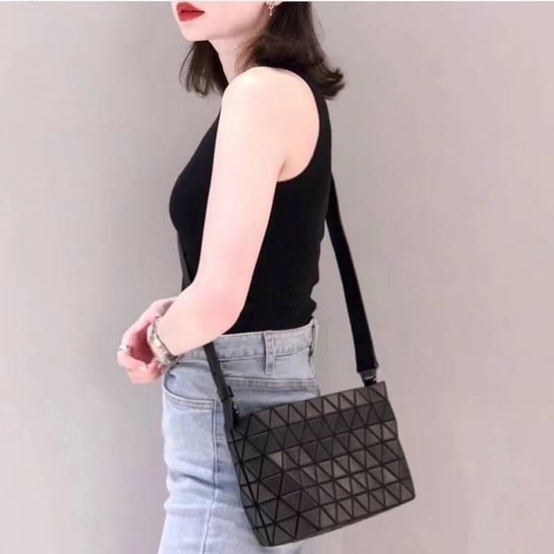 BAO BAO ISSEY MIYAKE Crystal Shoulder Bag งานดีไซน์ที่ดูเรียบง่ายทั้งรูปแบบการใช้งาน มีช่องเปิดปิดแบบซิปเพื่อให้คุณพกพาของมีค่าได้อย่างสบายใจป้องกันสิ่งของตกหล่น