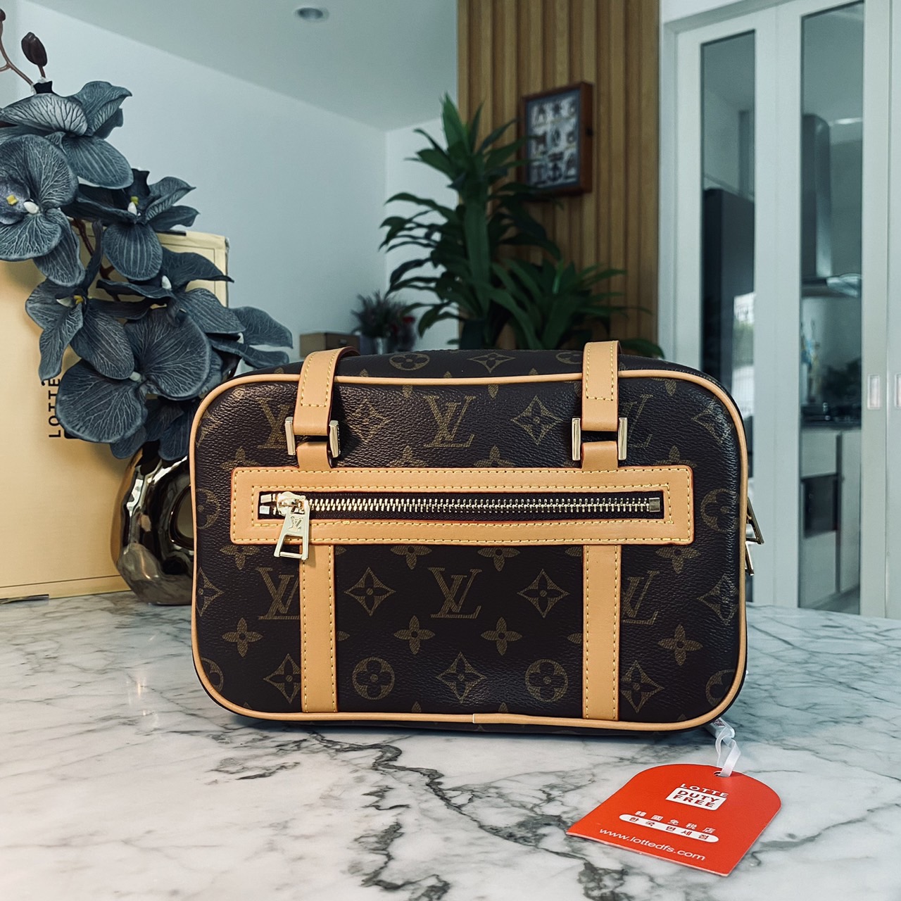 LV Cite Monogram Canvas Handbags หลงรักน้องเข้าแล้วค่า กับกระเป๋าสะพายวินเทจรุ่นยอดนิยม ทรงสะดวกใช้ ดีไซน์สุดคลาสสิค ใช้ได้ทุกวัน ใบจริงสวยน่าใช้มากๆ จัดให้ครบเซ็ท ล็อทนี้ราคาดีมาก สวยเกินราคา ตรงปก พร้อมเสิร์ฟความสวยให้ถึงบ้านไปเลยจ้า