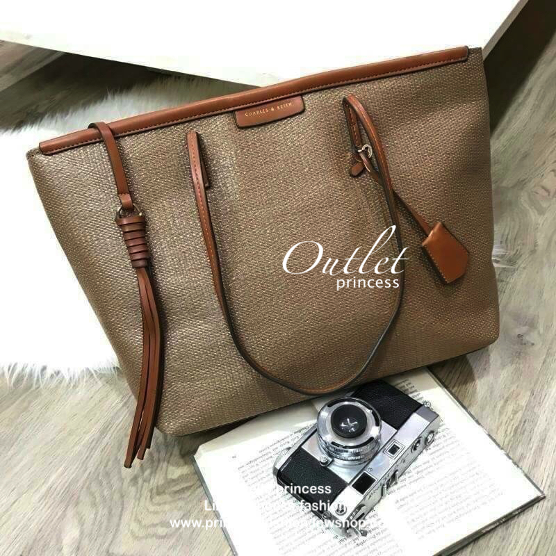 Best Seller!!! Charles & Keith Black Textured Tote Bag กระเป๋าสะพายทรง Shopping ใบใหญ่จุใจวัสดุ Polyester Textured สานรอบใบตัดด้วยหนังเรียบอยู่ทรง กันน้ำ น้ำหนักเบา ด้านหน้ามีโลโก้พร้อมTAG พวงกุญแจห้อยที่หูหิ้ว เปิดปิดด้วยซิปพู่หนัง ภายในกว้างและจุ มีช่อง