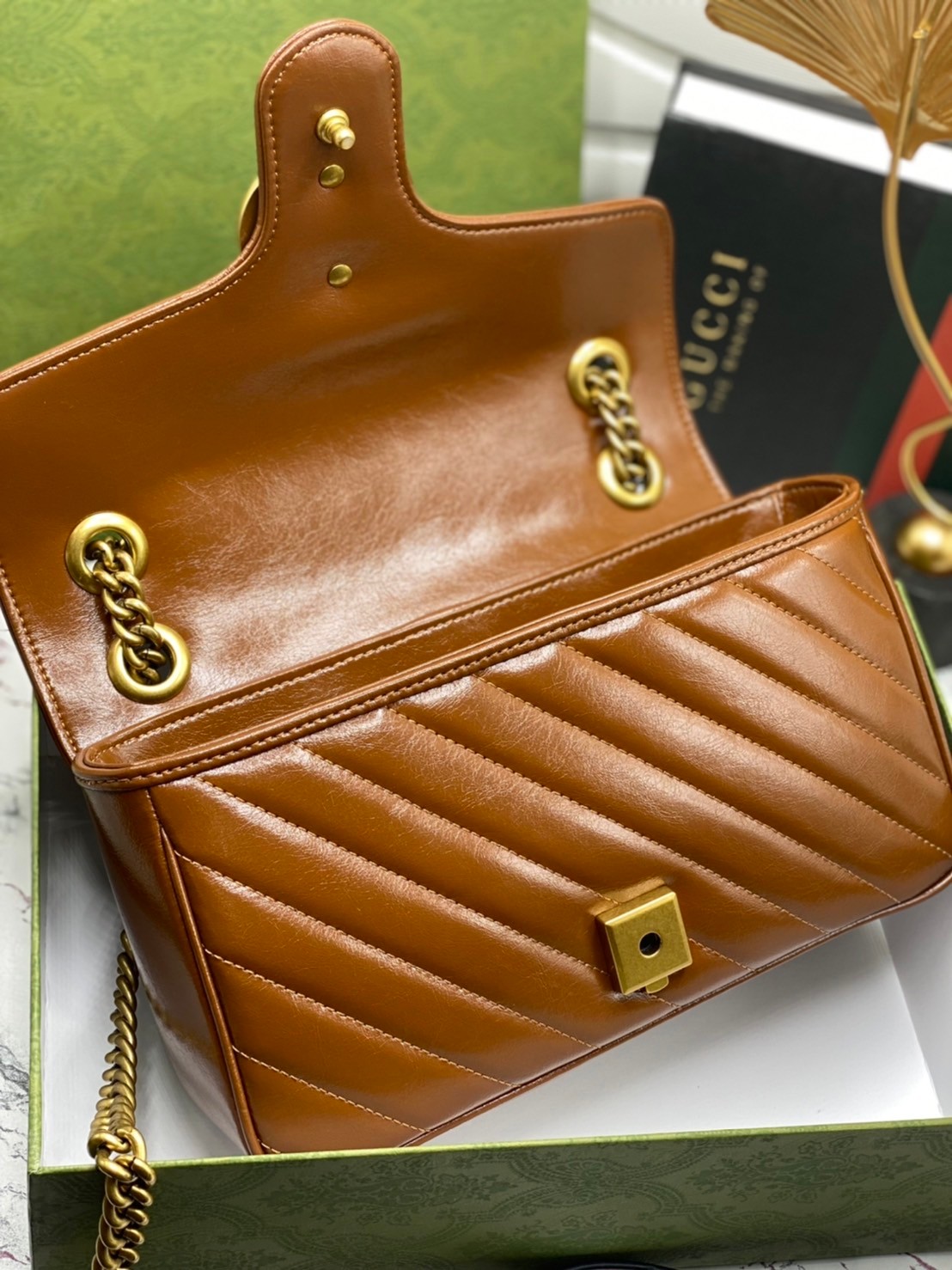 VIP 】GUCCI GG Marmont brown leather shoulder bag 26cm ราคานี้หนังแท้คือคุ้มมากเลยค่าสาวๆ ต้องจัดแล้วน้าา ยกระดับความหรูให้กับตัวเองกันหน่อย ด้วยกระเป๋ารุ่นนี้!! ครอสบอดี้ที่ดีไซน์หรู อัพเลเวล ในราคาที่จับต้องได้ พร้อมเสิร์ฟความสวยตรงถึงบ้านแล้วจ้า