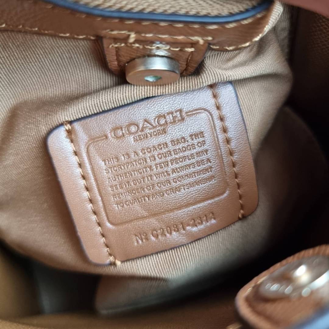 COACH 2312 SMALL TOWN BUCKET BAG IN SIGNATURE CANVAS รุ่นยอดนิยมใบเล็กมาครบสีแล้วจ้า กระเป๋าทรงบัคเก็ต สีผู้ดี๊ผู้ดี ตัวกระเป๋าดีไซน์คลาสสิคลายซี ดูโดดเด่น วัสดุหนังแคนวาสเคลือบลาย สวยคมทุกมุมจริงๆ!! เปิด-ปิดด้วยกระดุมแม่เหล็กทั้ง 2 ฝั่ง ภายในเป็นช่องโล่ง