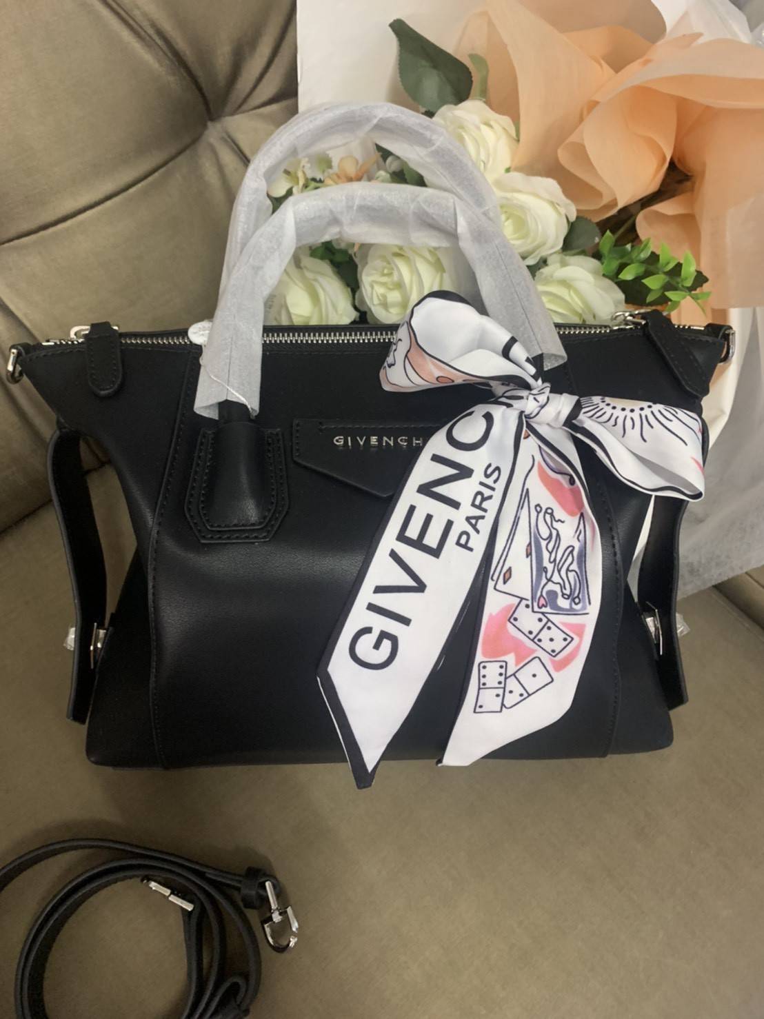 Givenchy Antigona Soft Small Leather Bag เข้ารอบใหม่ ราคาดีต่อใจ .. ไม่มีไม่ได้แล้ว! กระเป๋ารุ่น Iconic อย่าง Antigona Soft รุ่น "Classic" **มาพร้อมผ้าผูกโบว์ น่ารักมากมาย ประดับด้วยสัญลักษณ์ของแบรนด์ Givenchy ด้านหน้า **อะไหล่เงิน ไอเท็มยอดฮิตท