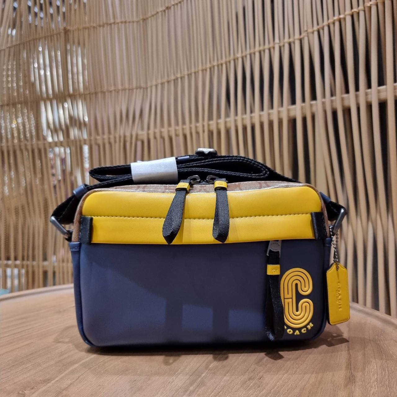 COACH EDGE CROSSBODY WITH CAMO PRINT ((2381, 2373)) ความเท่ never die!! กระเป๋าครอสบอดี้ทรงยอดฮิต ที่หนุ่มๆไม่ควรพลาด รูปทรงดีไซน์คลาสสิค ใช้งานง่าย วัสดุหนังแท้ตกแต่งตาข่ายพร้อมลายพริ้นท์ด้านหน้า สุดคูล!! ตัวกระเป๋ามีซิปหลัก และซิปด้านหน้า พร้อมช่องแยกด้