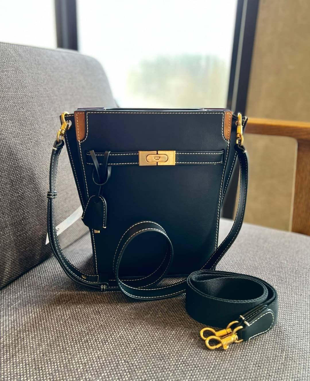 Large TORY BURCH LEE RADZIWILL PEBBIED BAG ((139014)) เป็นรุ่นที่สวย หรู น่าใช้มากๆค่ะ! ลุคหรูดูดีมากๆ กับกระเป๋าสะพายข้างจากTB ใบใหญ่