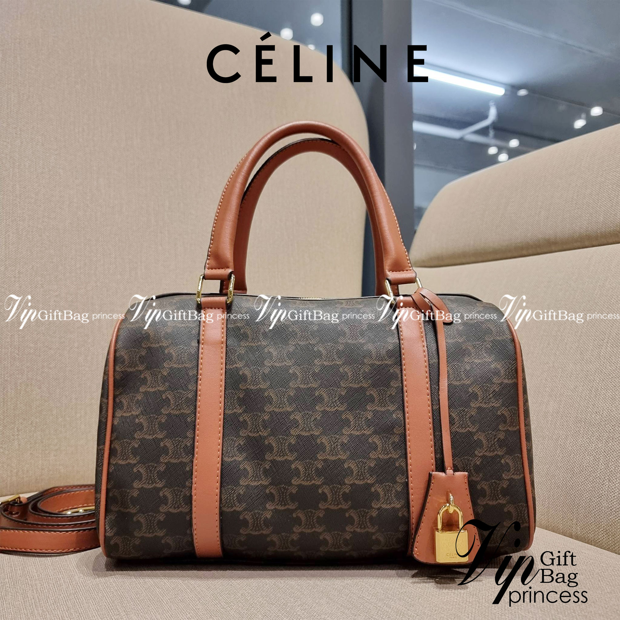 CELINE BOSTON BAG IN TRIOMPHE CANVAS AND CALFSKIN ยอดฮิตกับลวดลายเอกลักษณ์ สุดคลาสสิค กับกระเป๋ากึ่งเดินทาง ไซส์กำลังดี ที่สามารถใช้ได้ทั้งหนุ่มๆและสาวๆ วัสดุหนังแคนวาสตัดสลับหนังแท้ เปิด-ปิดด้วยซิป ใช้งานสะดวก และยังมีพวงหนังห้อยและแม่กุญแจล็อคซิปได้ มาพ