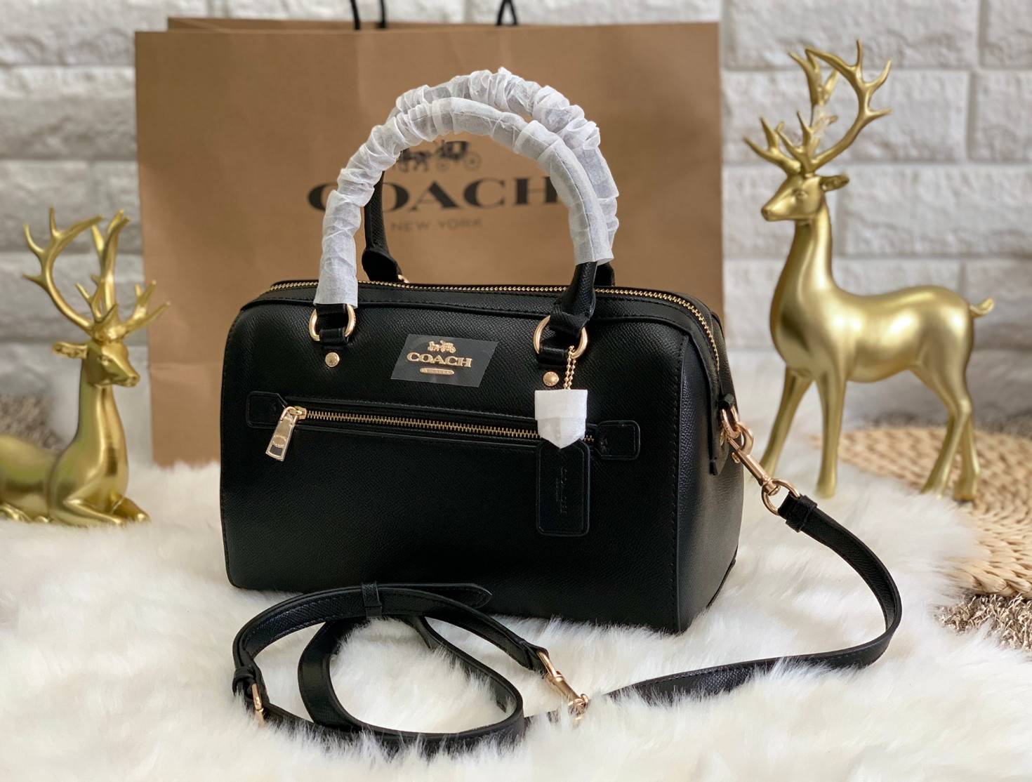 COACH ROWAN SATCHEL BAG ((79946)) กลับมาอีกครั้ง พร้อมสีหายากค่ะ! กระเป๋าหิ้วทรงหมอนสุดฮิตของสาวๆ//สะพายข้างได้ หนังแท้ ลายหนังสวย ทรงสวย ด้านหน้ามีช่องซิปให้หนึ่งช่อง เปิดปิดช่องหลักแบบซิป ภายในกว้างใส่ของจำเป็นของสาวๆได้ครบ มีช่องเล็กและช่องซิปใส่ของจุก