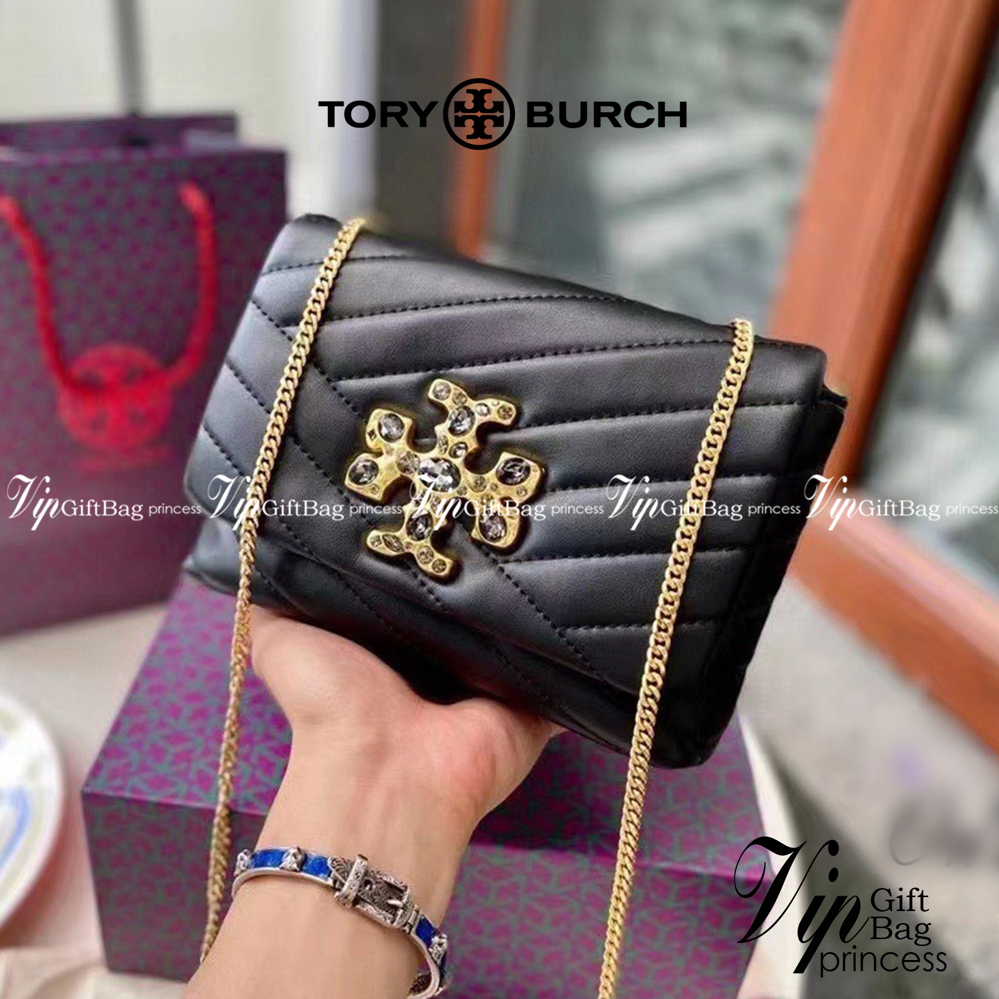 TORY BURCH KIRA CHEVRON EMBELLISHED LOGO MINI BAG ตามคำเรียกร้องจ้า!! ไซส์มินิ สะดวกใช้ พกพาง่าย สไตล์คุณหนู!! กระเป๋าสะพายข้าง ดีไซน์ทรงคลาสสิค โดดเด่นด้วยโลโก้ดีไซน์ประดับเม็ดสี เพิ่มมูลค่าและดึงดูดสายตามากขึ้น วัสดุหนังแกะ สัมผัสนิ่มมือ เปิด-ปิดด้วยกระ