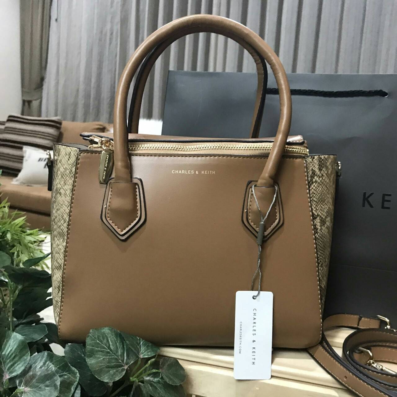 CHARLES & KEITH DOUBLE ZIP STRUCTURED BAG กระเป๋าถือหรือสะพายรุ่นใหม่ลชนช็อป ขนาดกำลังดี หนังเรียบสวยอยู่ทรงด้านหน้ามีโลโก้แบรนด์ เปิดปิดด้วยซิป ภายในกว้างจุของได้เยอะ ใส่ Ipad กระเป๋าสตางค์ หนังสือ ของใช้ได้จุ มาพร้อมสายสะพายยาวถอดปรับระดับได้ได้ มีหมุดร