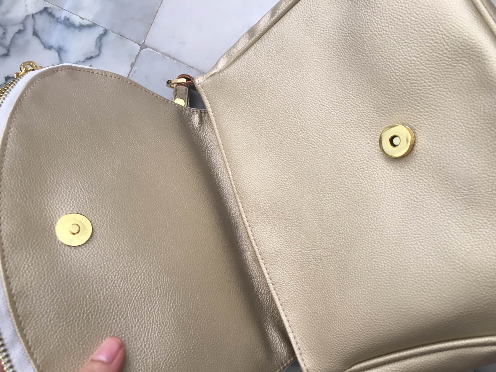 New Arrival! แบบมาใหม่ สวยๆ รับปีไก่ทองกันค่า วันนี้ทางร้าน ได้ รุ่น Limited edition จาก แบรนด์ KEEP -shoulder bag with key chain สี Light Gold มาคะ ใบนี้ แม่ค้า เฟริมว่า สวยเกินคำบรรยาย ค๊า