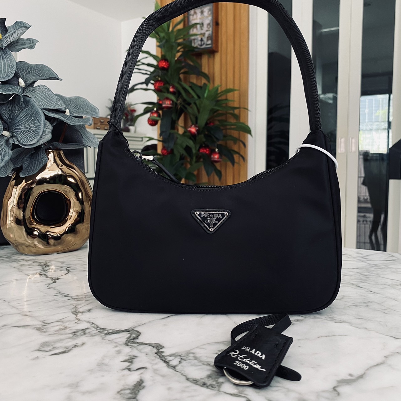 Prada Nylon Shoulder Bag / Re-Nylon Prada Re-Edition 2000 mini-bag กระเป๋าสะพายไหล่ผ้าไนล่อน เรียบแต่หรู คูลแต่เท่ห์ ยกให้ใบนี้ตลอดกาลเลยค่า