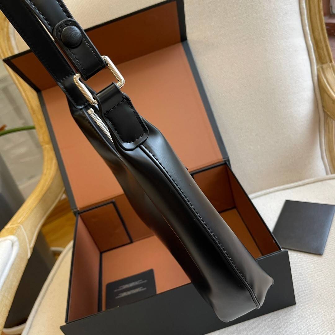 PRADA LEATHER HANDBAG ขนาดกะทัดรัด พกพาสะดวก Everyday look อะไหล่เงิน หนังเงาหนาอยู่ทรงสวย ด้านหน้ามีโลโก้แบรนด์ เปิดปิดด้วยซิป อะไหล่เงิน