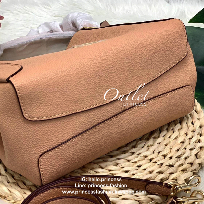 COACH HADLEY HOBO 21 BAG กระเป๋าถือหรือสะพายข้าง เรียบหรู หนังแท้ลายโทโก หนังนิ่ม ปรับเปลี่ยนได้ 2 ทรง ปากกระเป๋ามีกระดุมแม่เหล็ก พร้อมตะขอเกี่ยว ภายในกว้าง ใส่ wallet ยาว mini iPad และของใช้ได้จุ พร้อมสายสะพายยาส ถอด ปรับระดับได้ค่ะ Must have!