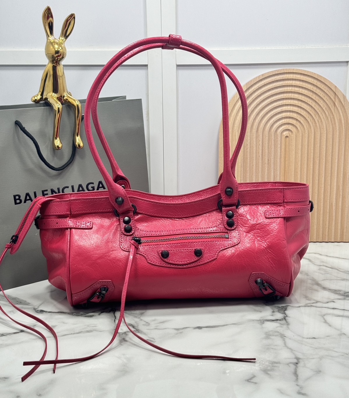 ORI หนังแท้ | Balenciaga Le City Bag East-west Bag 32cm กระเป๋าถือ/สะพายข้างทรงยาวดีไซน์โดดเด่นสวยเท่ล้ำสมัย ที่สุดแห่งความไอคอนิกไม่เหมือนใคร มีกิมมิคและลูกเล่นแพรวพราว