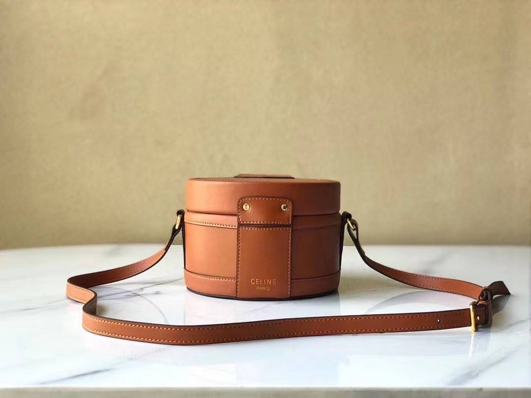 CELINE MEDIUM TAMBOUR IN SMOOTH CALFSKIN BAG กระเป๋าทรงกลมสวยหรูอยู่ทรงเปิดปิดด้วยฝาปิดกระดุมโลโก้แบรนด์ ภายในโล่ง
