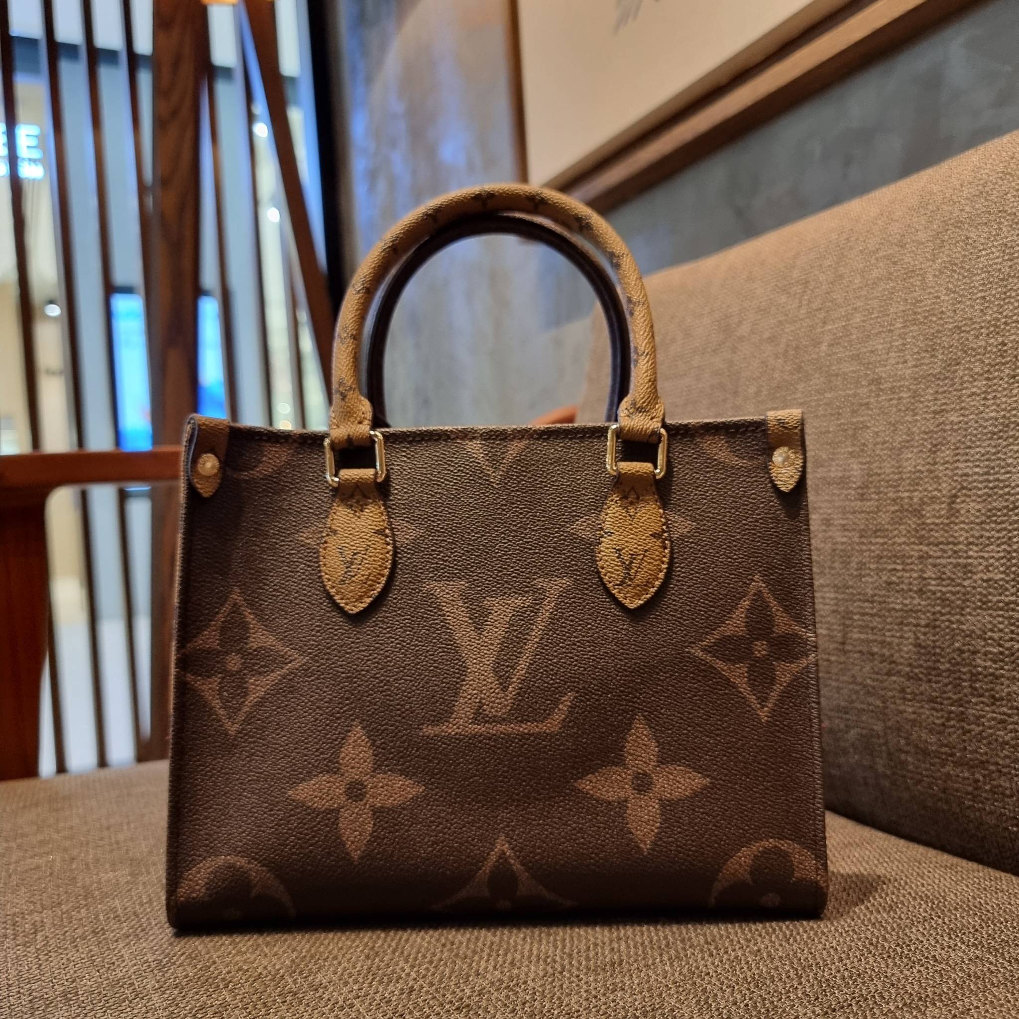 LV crossbody tote bag 10" 16" สเปเชี่ยล gift box set ในราคาที่แสนดี น่าคบหา!! สุดคุ้มและสวยที่สุดยันกล่อง!! ได้ไปยังไงต้องร้องว้าว!! กระเป๋าทรงโท้ทที่สาวๆตามหา ดีไซน์คลาสสิค ผู้ดี หรูหรา โทนสีใช้งานง่าย ได้ทุกลุค ทุกสไตล์ วัสดุหนังแคนวาสคุณภาพ ม