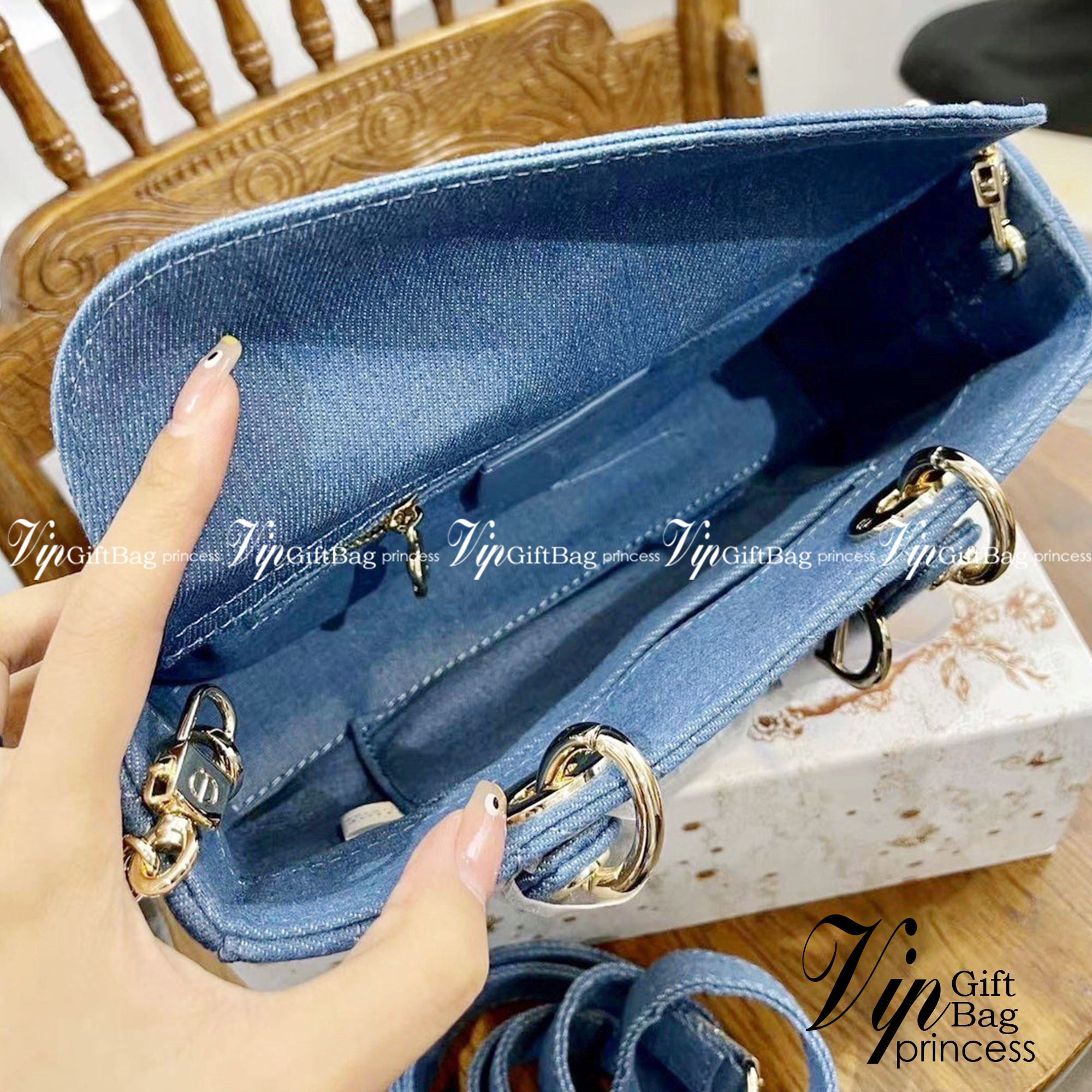 DIOR D-Joy Bag Cannage Denim / Dior Lady Bag กระเป๋าสะพายดิออร์ใบนี้คือราชนิกุลมากแม่ความเลดี้ดิออร์ที่เกินต้าน งานชนช้อปปังสุด ถือสลับแท้ไม่โป๊ะแน่นอน ราคาเบาสุด ภาพถ่ายจากงานจริง สวยเหมือนในรูป พร้อมส่งที่ไทย