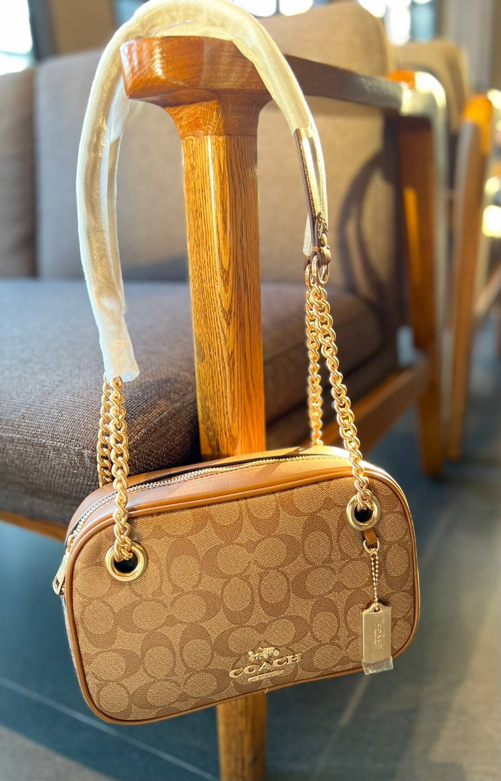 COACH CAMMIE CHAIN SHOULDER BAG IN SIGNATURE (C8149) สวย หรู ดูดี ทางนี้จ้าสาวๆๆ สินค้าต้องมี ห้ามพลาด! 🌟พร้อมส่ง จำนวนจำกัด ก่อนหมด! กับกระเป๋าหิ้วหรือสะพายไหล่ สายสะพายไหล่ในตัวแบบโซ่มีหนังรองบ่า สวยงามมากๆค่ะ