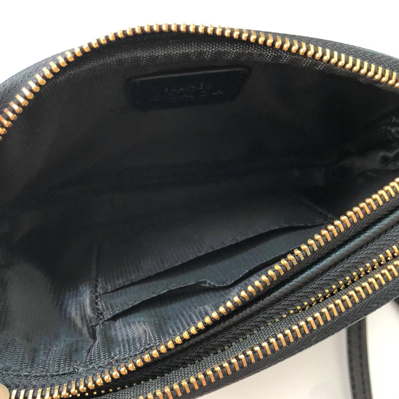 COACH MINI CROSSBODY BAGกระเป๋าสะพาน size mini วัสดุหนังลาย signature เปิด - ปิดด้วยซิป แบ่ง2 ช่องใหญ่ ภายในโล่ง ใส่ wallet สั้น มือถือได้ทุกรุ่น และของใช้จุกจิก พร้อมสายยาวถอด ปรับได้ค่ะ