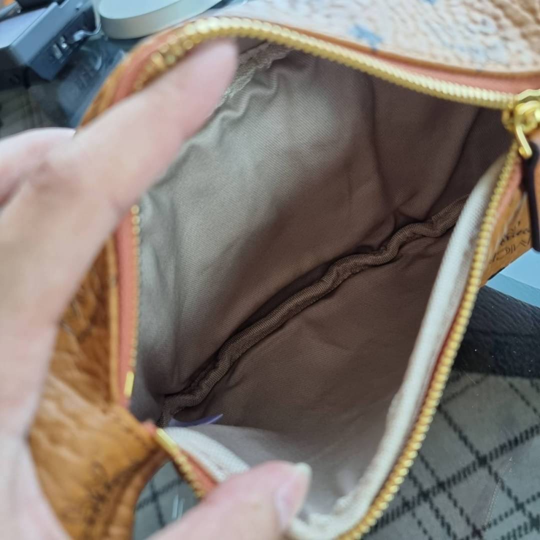 M.C.M STARK BELT BAG IN VISETOS รุ่นยอดฮิต!! หนุ่มๆสาวๆใช้ได้ไม่มีเบื่อ!! 🎉⭐️⚡️🛎 กระเป๋าคาดอกรุ่นขายดี ลายวิเซโต้เอกลักษณ์ ทั้งสปอร์ตและดูหรูในตัว ใช้งานง่าย ได้ทุกลุค วัสดุหนังแคนวาสคุณภาพดี มีช่องซิปหลัก และซิปรอง ภายในเป็นช่องโล่