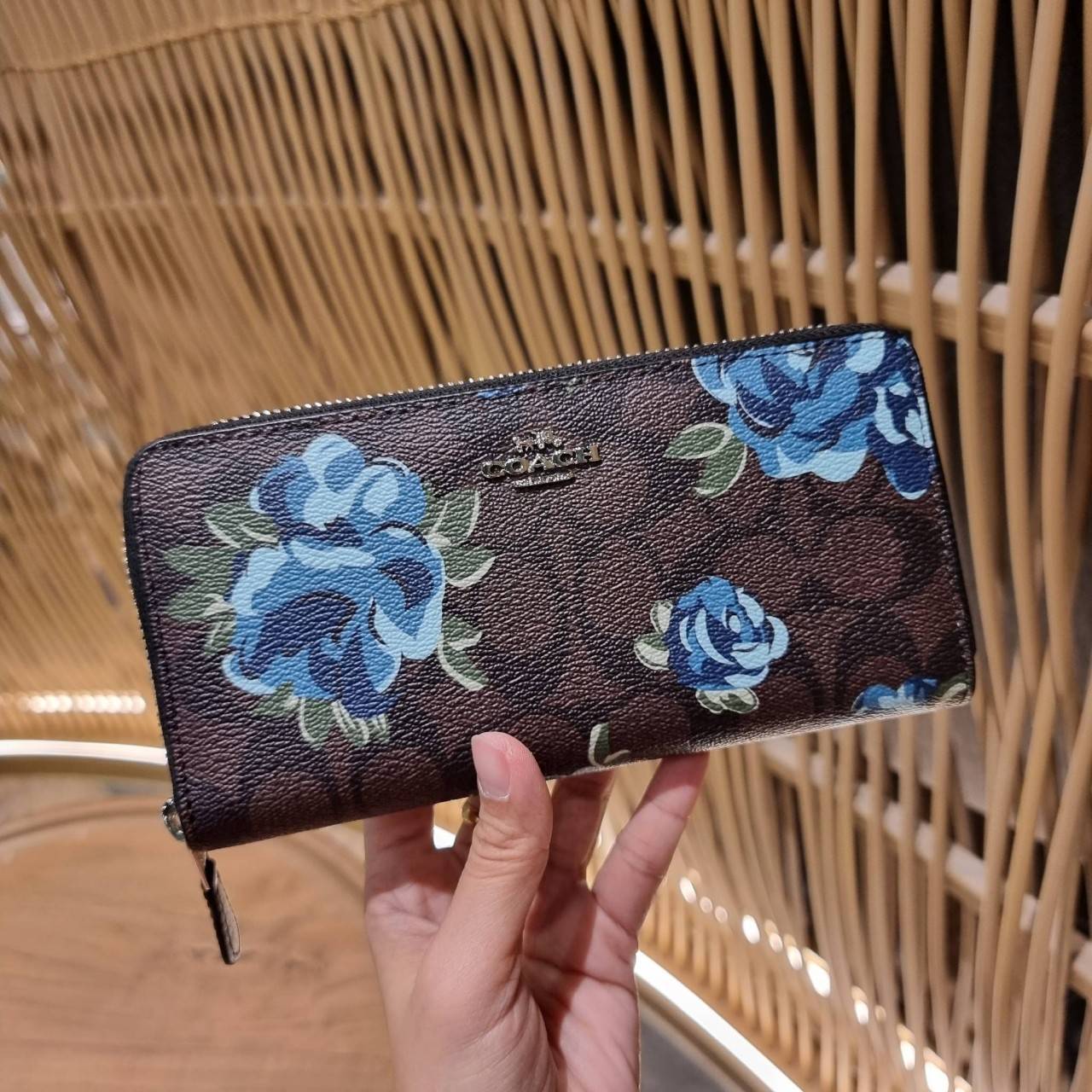 COACH ACCORDION ZIP WALLET IN SIGNATURE CANVAS WITH PRAIRIE ROSE / JUMBO FLORAL / CAMO ROSE FLORAL / MEDLEY BOUQUET PRINT ((F31572/F39189/F26290/F2859)) สวยคลาสสิคไม่มีใครเกิน!! กระเป๋าสตางค์ใบยาว ลวดลายสวย สีสันโดดเด่น วัสดุหนังแคนวาสเคลือบ เปิด-ปิดด้วยซ