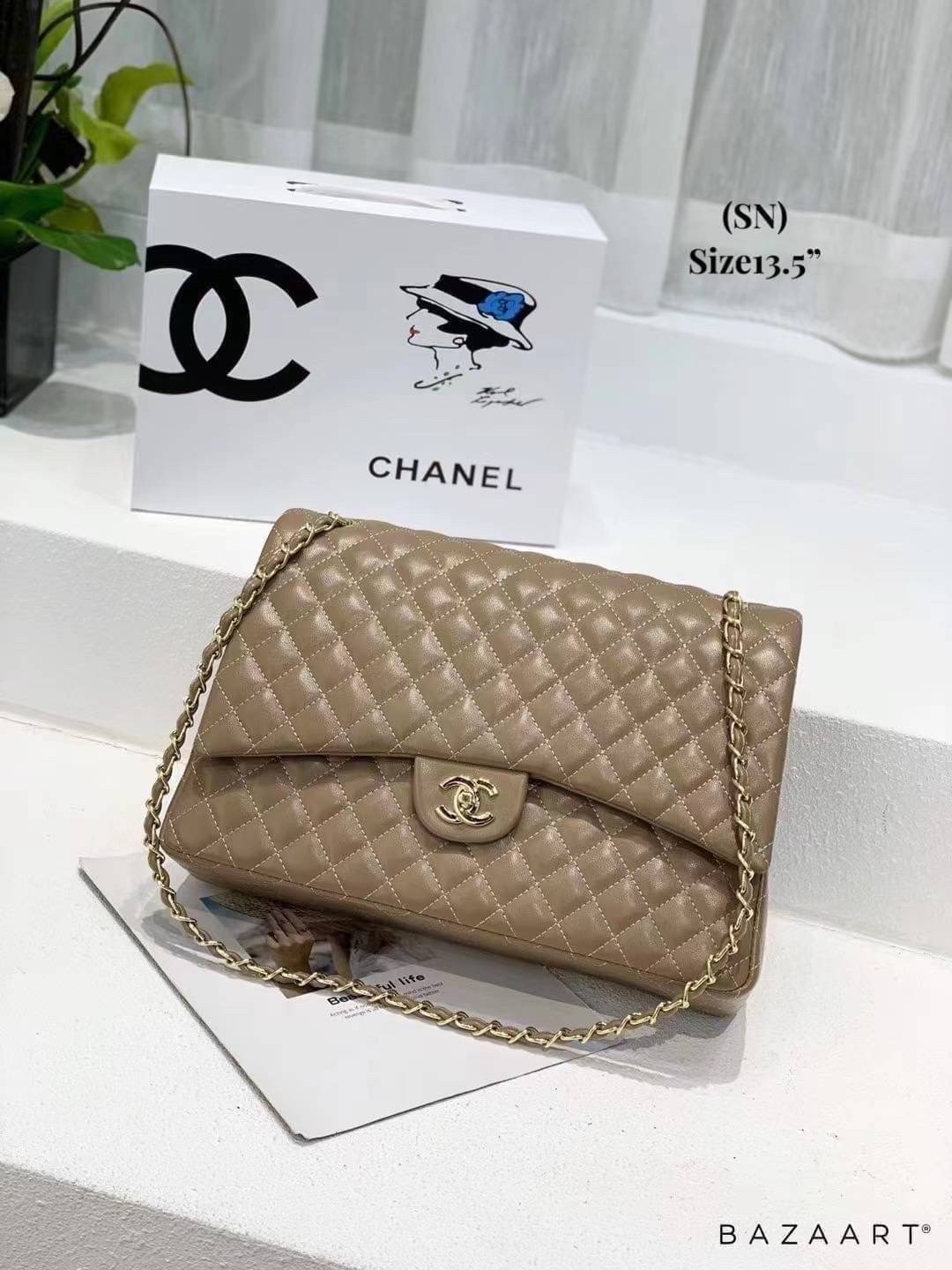 CHANEL MAXI CLASSIC 13.5" กระเป๋าสะพายทรงคลาสสิคใบใหญ่ จุของได้เยอะมากๆ งานสวยหรูมาแต่ไกล สวยงามไม่ผิดหวังค่ะ