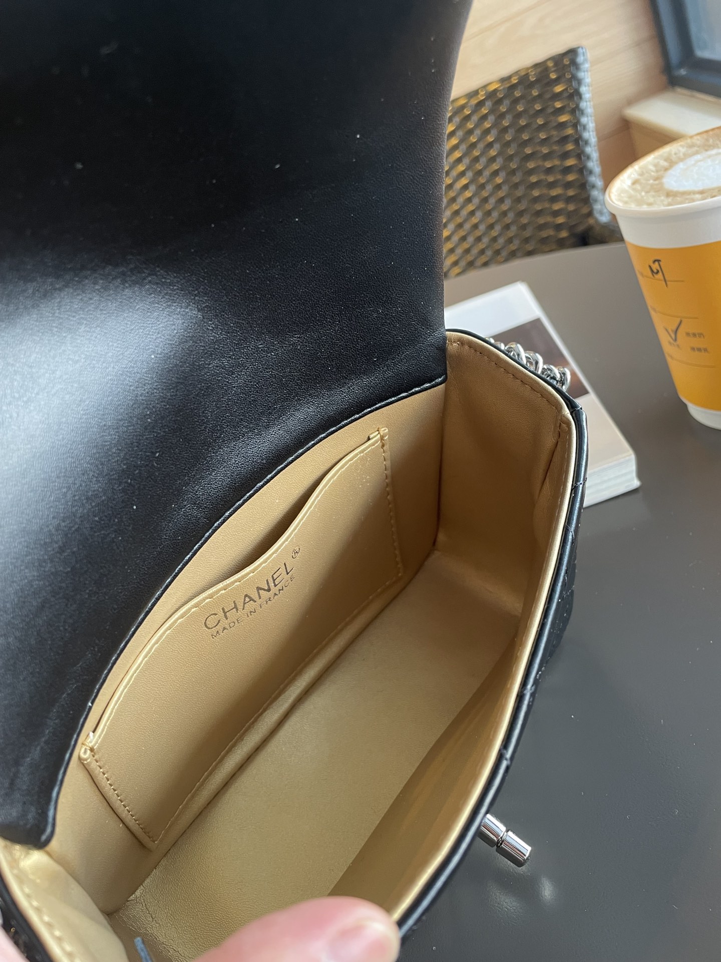 Chanel shoulder bag with chain 8" / Chanel Bag พร้อมส่ง กระเป๋าสะพาย สายโซ่อะไหล่เงินทบสามชั้น หรูหรา งานหนังเรียบสวย มาพร้อมกล่อง อปก ครบเซ็ท รอบนี้จัดราคาพิเศษสุดคุ้มค่ะ ใช้งานต่างประเทศได้ ภาพถ่ายจากงานขายจริง