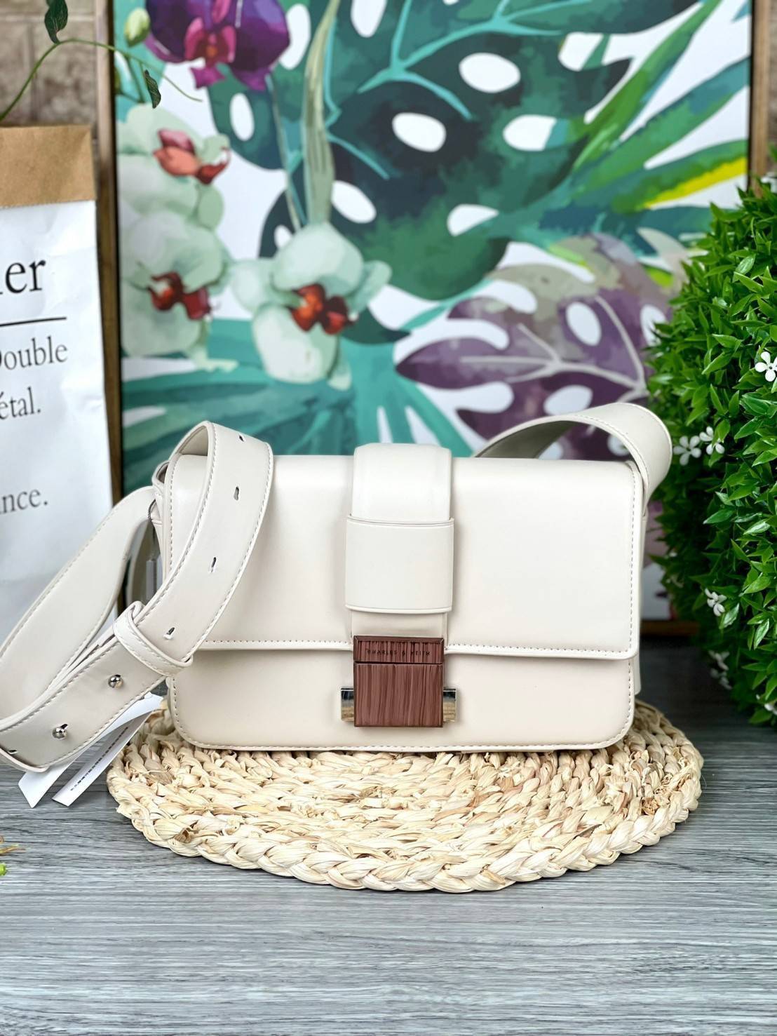 Charles & Keith Front Flap Push Lock กระเป๋าสะพายข้างทรงสวย จุดเด่นที่อะไหล่ลายไม้ตรงตัวเปิดปิด น้ำหนักเบา ด้านหลังมีช่องใส่ของได้ เปิดปิดแบบตัวกดล็อก ด้านในจุของได้พอสมควร เช่น iPhone 12 Pro Max กระเป๋าเงินใบกลาง/สั้นเป็นต้น สายสะพายยาวปรับสายได้ (ถอดสาย