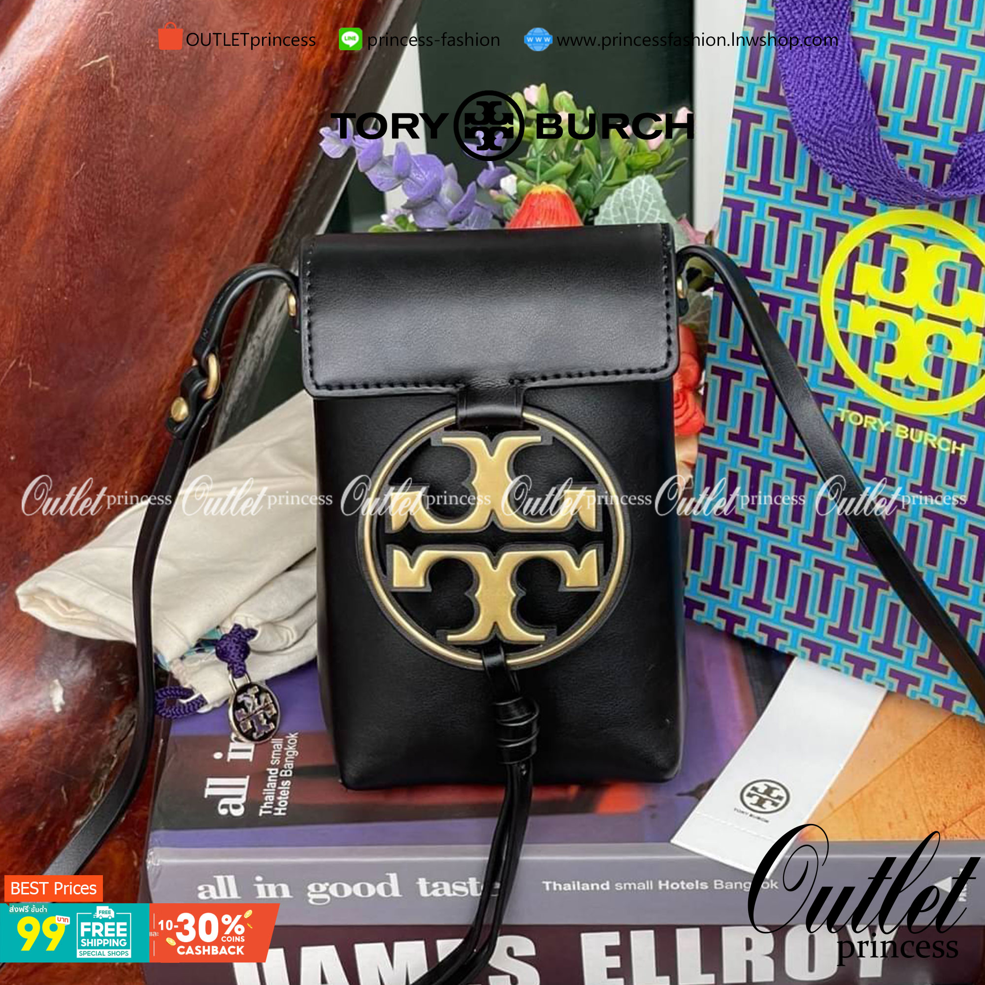 OUTLET 】TORY BURCH MILLER METAL PHONE CROSSBODY อีกหนึ่งกระเป๋าใส่มือถือรุ่นฮิตที่เชื่อว่าหลาย ๆ คนต้องเคยเห็นผ่าน ๆ ตามาอย่างแน่นอน กับแบรนด์ Tory Burch ดีไซน์กระเป๋าทรงฝาพับแม่เหล็กใช้งานง่าย มาพร้อมดีเทล Logo แบรนด์โดดเด่นสีทองตัดกับหนังแกะสีดำ ดูหรูดู