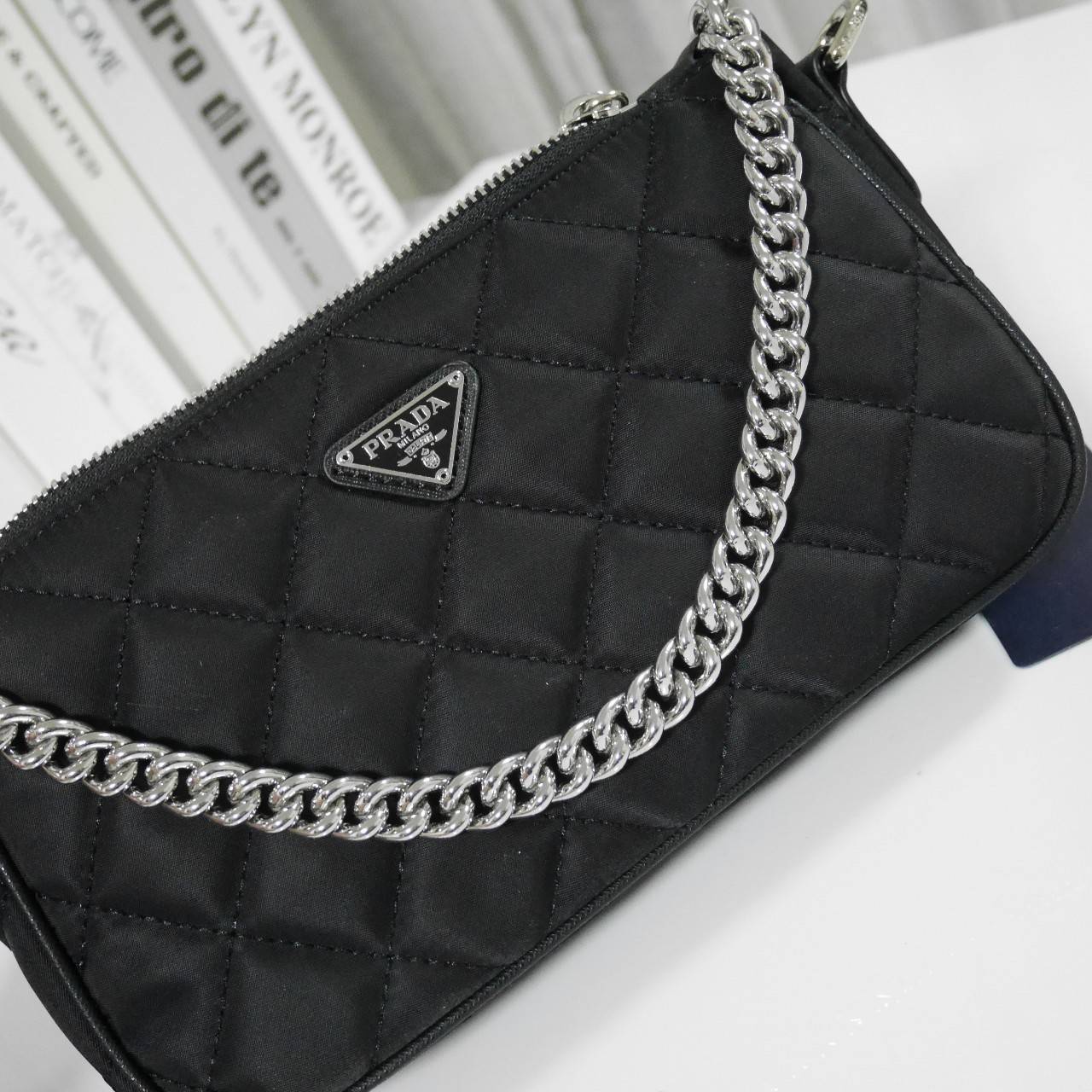 PRADA Tessuto Nylon Crossbody Bag ✨ กระเป๋าผ้าไนล่อนลายตาราง ขนาดกำลังดีกำลังน่ารักเลยค่ะ เหมาะกับการใช้เป็น EVERYDAY LOOK สุดๆ ใบนี้ห้ามพลาดเลย