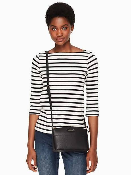 ของแท้ 💯% Kate spade กระเป๋าcrossbodyทรงพัด หนังอยู่ทรง ด้านหน้ามีช่องเอนกประสงค์1ช่องประดับด้วยป้ายโลโก้แบรนด์ตัวหนังสือสีทอง