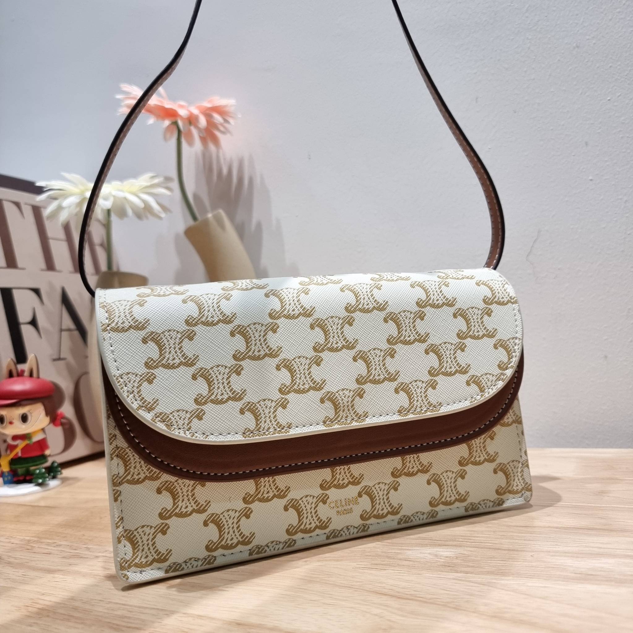 CELINE WALLET ON STRAP IN TRIOMPHE CANVAS AND LEATHER อีกหนึ่งรุ่นยอดนิยม กระเป๋าสะพายกึ่งคลัทช์ ในรูปแบบกระเป๋าสตางค์ ให้พกพาได้ง่าย ใส่ของสำคัญ มือถือ หรือบัตรต่างๆได้