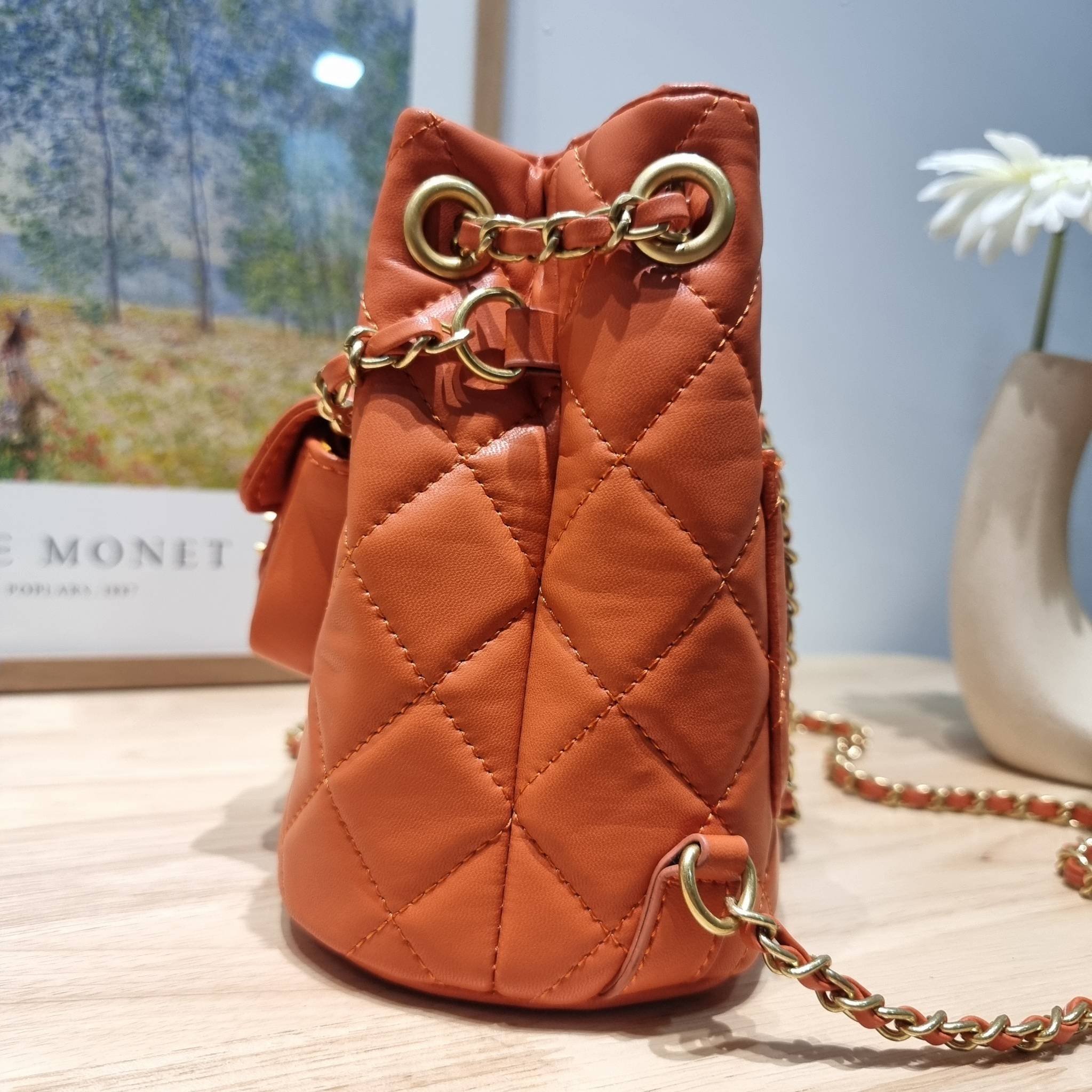 Chanel small backpack กระเป๋าสะพายหลังใบเล็ก โลหะสีทอง ดีไซน์ 2023 น้องน่ารักตะโกนม้าก!! กับกระเป๋าทรงเป้ ขนาดน่ารักน่าใช้ ดีเทลดีงาม มีใบลูกติดในตัวกระเป๋า สะดวกใช้สุดๆ