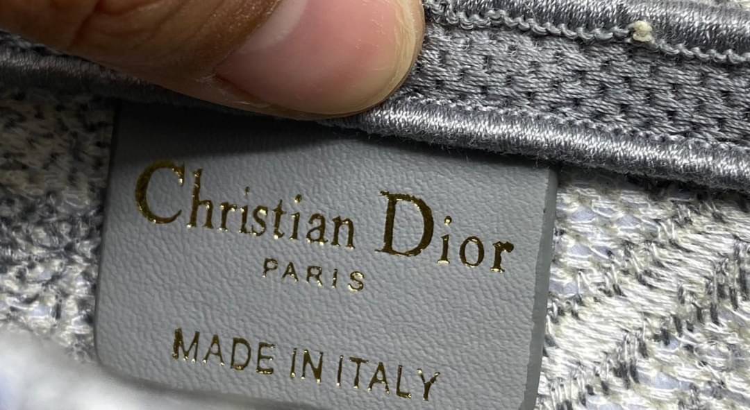 หนังแท้ DIOR SADDLE BAG Toile de Jouy Embroidery กระเป๋ารุ่นยอดนิยมตามแบบฉบับแบรนด์ พร้อมส่งที่ไทย เกรดออริจินอลหนังแท้ ภาพสินค้าถ่ายจากงานขายจริง ใช้งานต่างประเทศได้ค่ะ