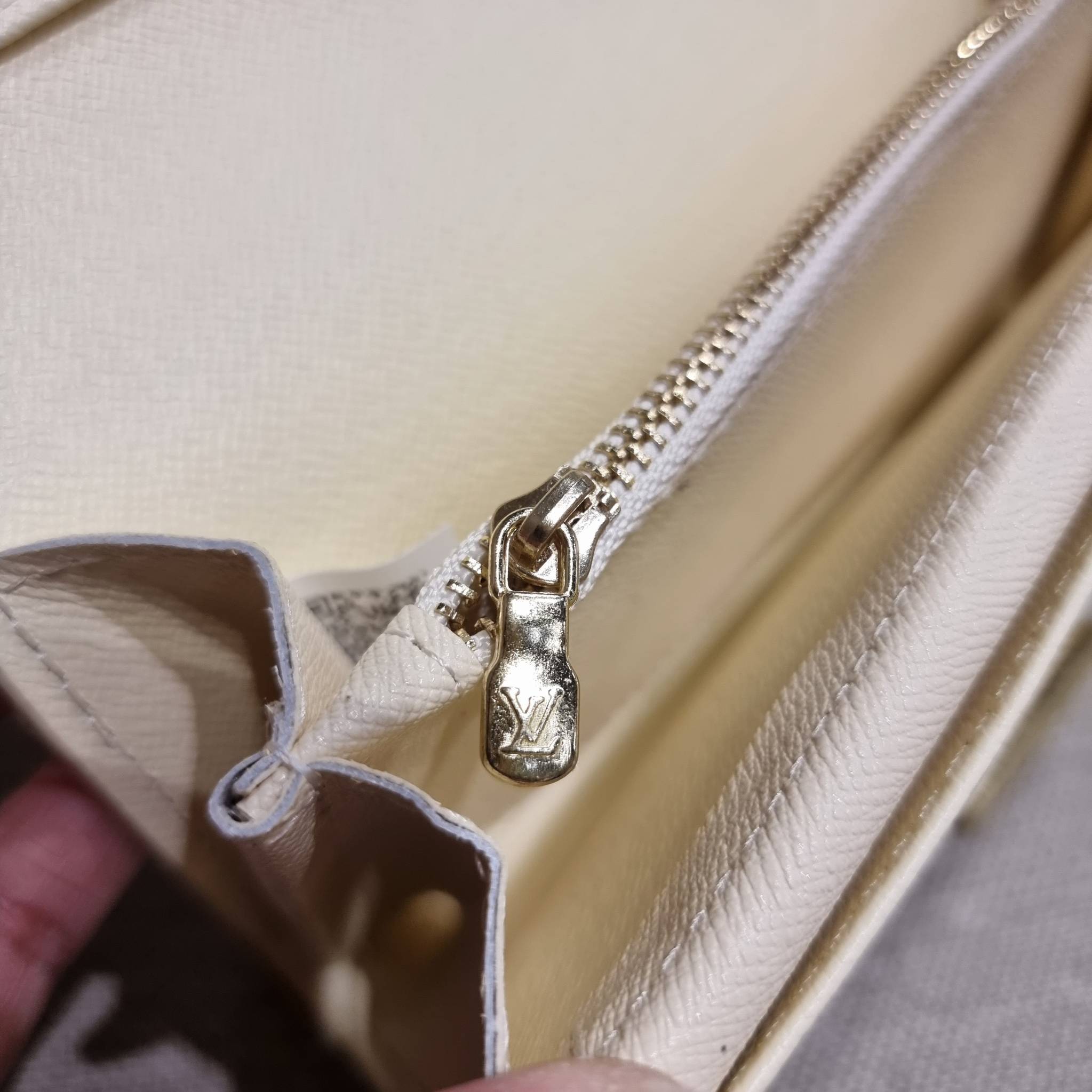 VIP 】ได้เวลาเปลี่ยนกระเป๋าสตางค์รับทรัพย์กันแล้ว!! LV vip wallet กระเป๋าสตางค์พรีเมี่ยมกิ๊ฟ เป็นไอเท็มหายาก ที่สาวๆต้องว้าว!! ใบยาวขนาดกำลังเหมาะมือ ถือแล้วขับผิวทุกสี วัสดุหนังแคนวาส ทนทาน เปิด-ปิดด้วยกระดุม ภายในมีช่องใส่บัตรเยอะมาก แบ่งสัดส่วนสวย ใส่ธน