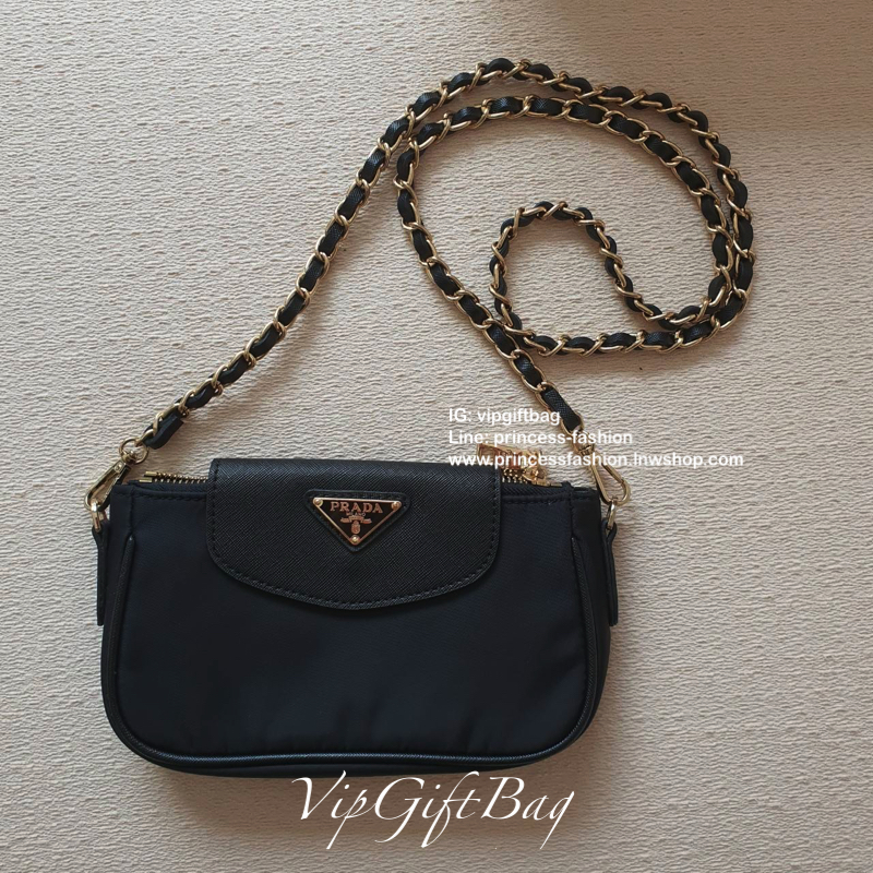 งานพรีเมี่ยมกิ้ฟ จากเคาเตอร์ต่างประเทศ Best Seller! พร้อมส่งความแซ่บ กระเป๋าอเนกประสงค์ จากแบรนด์ PRADA มาค่า เป็น กระเป๋าผ้าไนล่อน ตามแบบฉบับของแบรนด์เลย ใบนี้มีสายยาวโซ่สลับหนัง (ปรับไม่ได้แต่ถอดสายได้คะ) **เลิศมาก สะพายเป็น shoulder bag ได้เลย **ขนาดกำ
