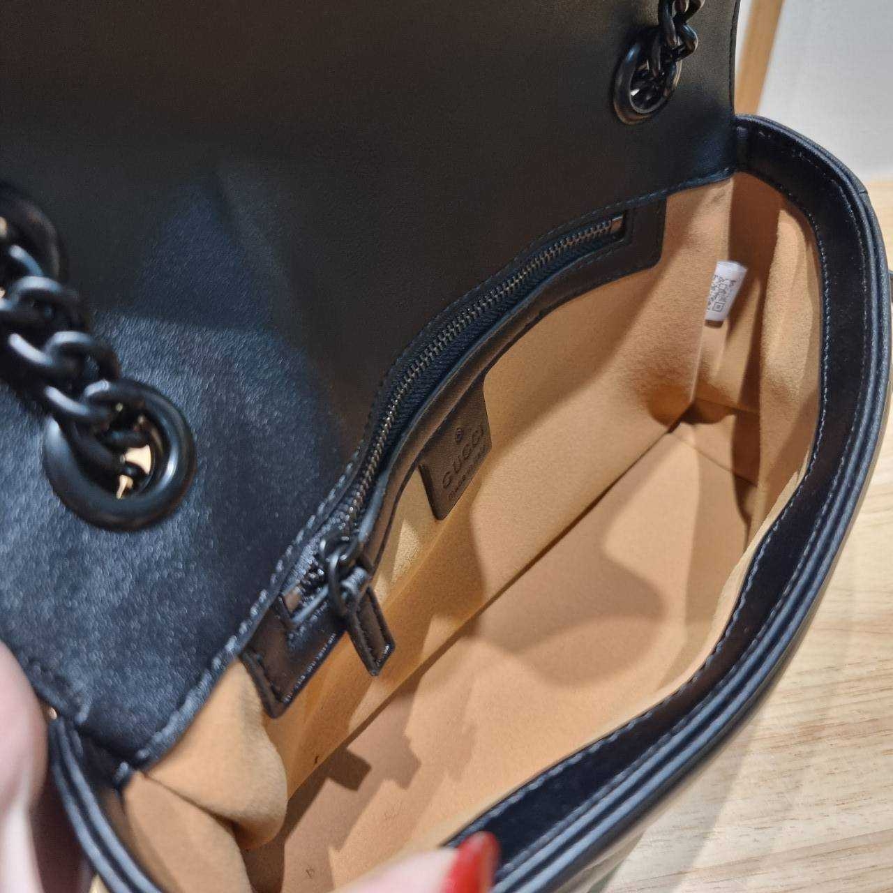 GG MARMONT SHOULDER BAG กระเป๋าสะพายข้างรุ่นคลาสสิค ดีไซน์ใหม่ อะไหล่ดำ สะพายขับผิว ดูแพง อัพลุคได้สบายๆ เปิด-ปิดด้วยตัวกดล็อคแน่นหนา ด้านหลังดีไซน์รูปหัวใจ 🖤