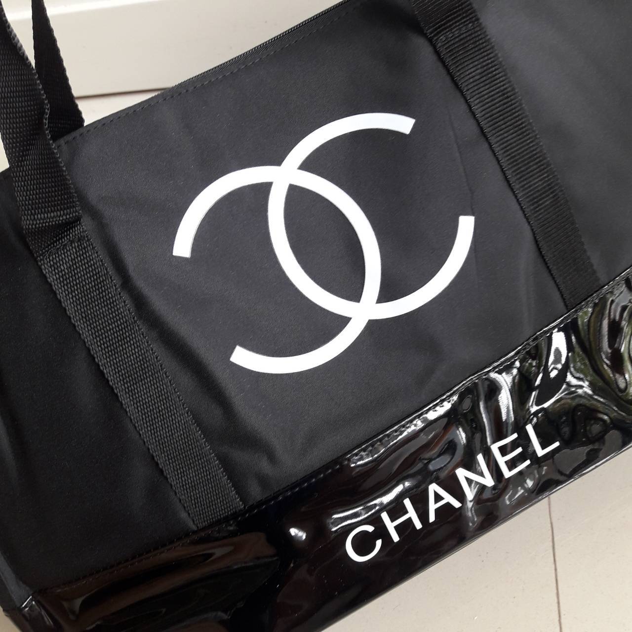 งานพรีเมี่ยมกิ้ฟ จากเคาเตอร์ต่างประเทศนะคะ 🎄🎄 New! กระเป๋าใบใหญ่ทรง Tote จากแบรนด์ Chanel VIP gift Bag ของแท้ 100% ทำจากผ้าหนา Polyester ฐานล่างกระเป๋าทำจากหนังแก้วผิวมันเงา สวยหรู สกรีนโลโก้ชาแนลหน้าหลัง หัวซิปปั้มโลโก้ ด้านในเป็นช่องกว้า