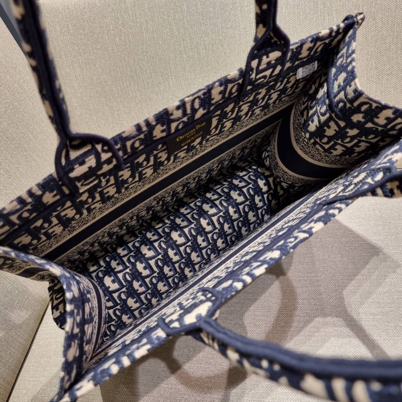 VIP 】HOT ARRIVAL!! DIOR CD SHOPPING BAG WITH GWP กระเป๋าทรงช้อปปิ้งใบใหญ่ จุใจ!! พรีเมี่ยมกิ๊ฟรุ่นดับเบิ้ลฮอต ดีไซน์คลาสสิควินเทจ สวยหรู วัสดุผ้าแคนวาสลายกราฟฟิค ภายในโล่งกว้างมากๆ ใส่ของจุสุดๆ โน้ตบุ้ค ไอแพด กระเป๋าสตางค์ มือถือ หรือเสื้อผ้ายังได้ สะพายค
