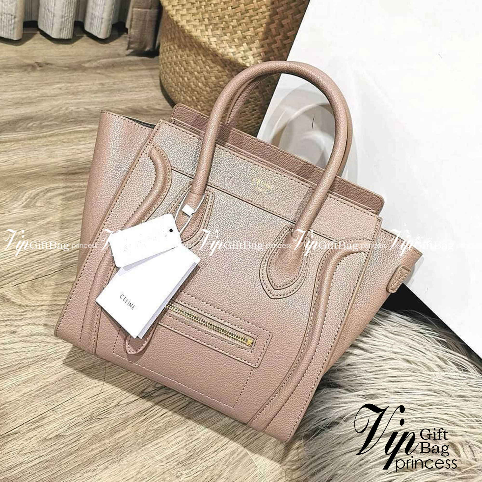 VIP 🥂 Celine Nano Luggage Desert Rose / CELINE HANDLE BAG GIFT วัสดุหนังแท้ Calf Skin มาในดีไซน์สุดหรูยอดนิยมหนังนิ่มหอมขึ้นเทคเจอร์สวยอยู่ทรง เปิดปิดด้วยซิปสะดวกใช้ ด้านหน้ามีโลโก้แบรนด์ ภายในโล่งกว้างและจุ มีช่องซิปและช่องPocketใส่มือถือของใช้ได