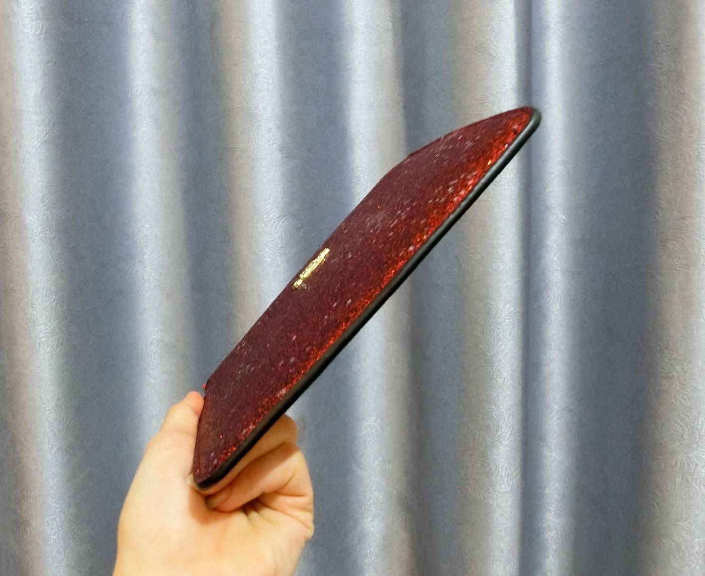 Coach Star Glitter Corner Zip Wristlet / FACTORY HK กระเป๋าคล้องมือทรงคลัช ตัวกระเป๋าตกแต่งกริ๊ตเตอร์ ด้านหน้าติดอะไหล่แบรนด์ สวยหรู เปิดปิดด้วยซิป ด้านในบุผ้ากำหยี่สามารถใส่โทรศัพท์มือถือได้ทุกรุ่น มาพร้อมสายคล้องมือ 1เส้น MUST HAVE!!