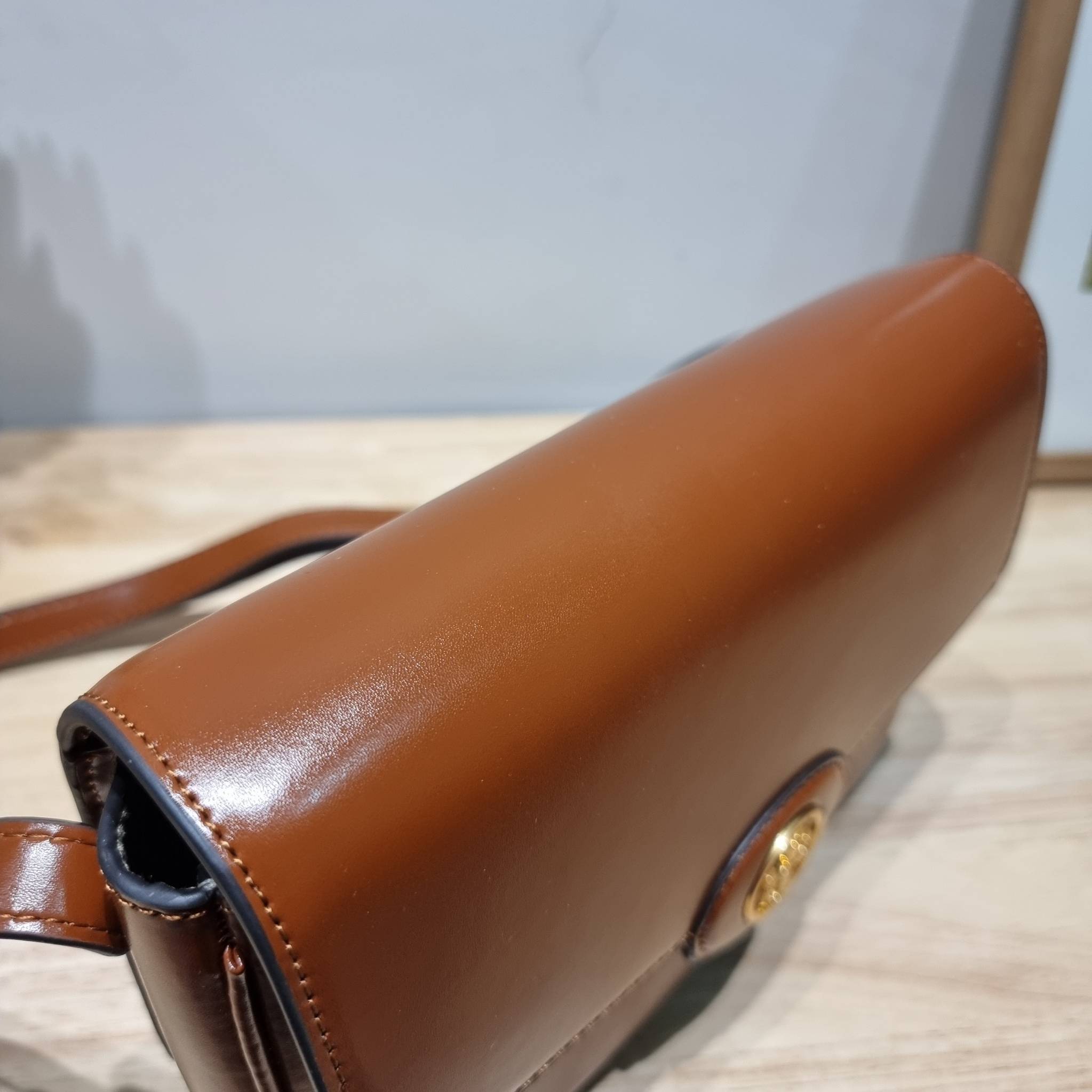 TORY BURCH ROBINSON SPAZZOLATO CONVERTIBLE SHOULDER BAG คอลเลคชั่นใหม่ สวยก่อนใคร ในราคาสุดคุ้ม! กับกระเป๋าสะพายไหล่ ดีไซน์สุดหรู หนังแก้วเงาสวยคม สีผู้ดี รูปทรงใช้งานได้ทุกลุค