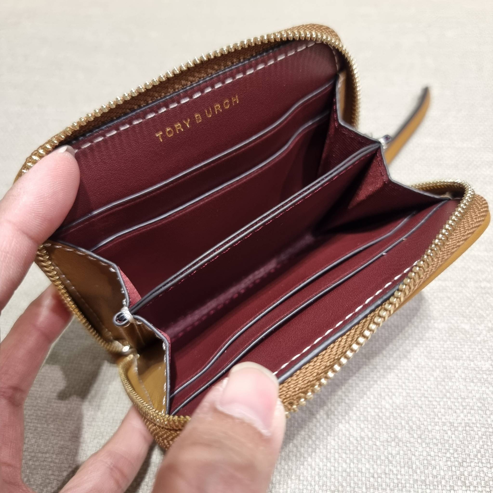 TORY BURCH T MONOGRAM ZIP COIN CASE จัดไปเลยจ้า กับกระเป๋าสตางค์รับทรัพย์ ใบสั้น สวยหรู ขนาดเหมาะมือ ถือแล้วขับผิว วัสดุผ้า jacquard ตัดสลับหนังแท้ รูดเปิด-ปิดด้วยซิป ภายในมีช่องใส่บัตร ใบนี้ใส่เหรียญ ใส่ธนบัตรได้ (พับ) พกพาได้สะดวก ไม่กินพื้นที่กระเป๋าใบ