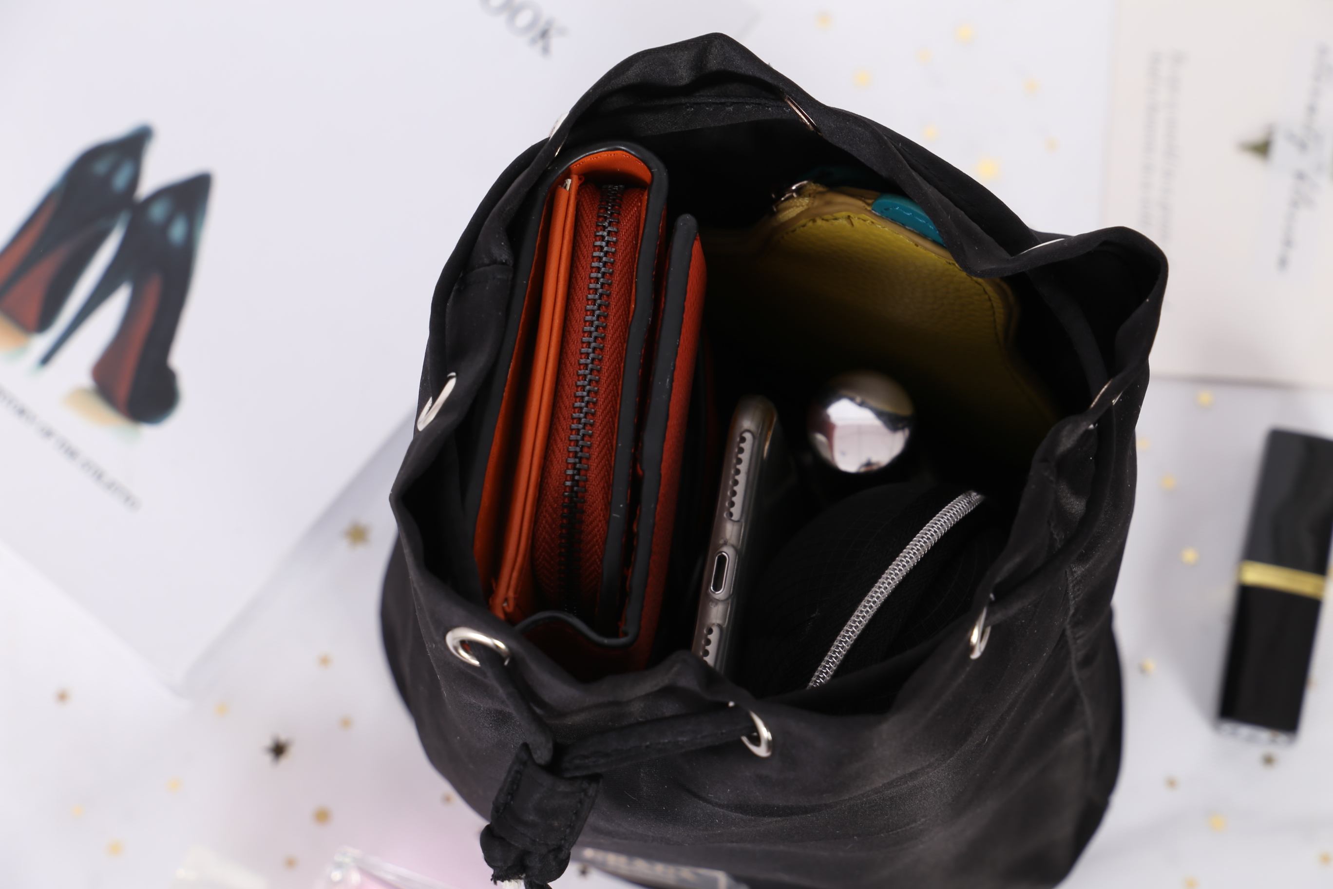 Prada Candy Satin Drawstring Bag กระเป๋าผ้าซาติน จากแบรนด์ Prada รุ่นนี้แถมมาจากน้ำหอมเค้าเตอร์แท้ 💯 ปากกระเป๋าเป็นเชือกหูรูด มีโลโก้ปราด้าติดด้านหน้า สวยงาม น่าใช้ การันตีความสวย ใช้คล้องแขน ใส่ของจุกจิกเก๋ๆค่าา