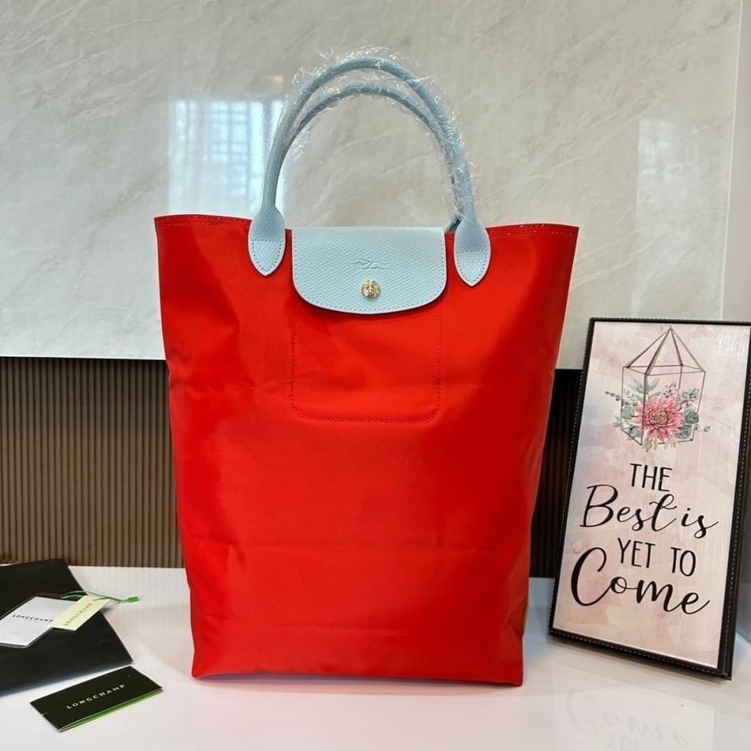 LONGCHAMP LE PLIAGE RE-PLAY TOP HANDLE BAG สินค้ารุ่นลิมิเต็ด collection สุดปัง ซื้อใบเดียวเหมือนได้2 ใบ กระเป๋าสะพายแนวตั้งที่กว้างขวาง มีเอกลักษณ์เฉพาะตัวแต่มีดีไซน์ที่น่าดึงดูด